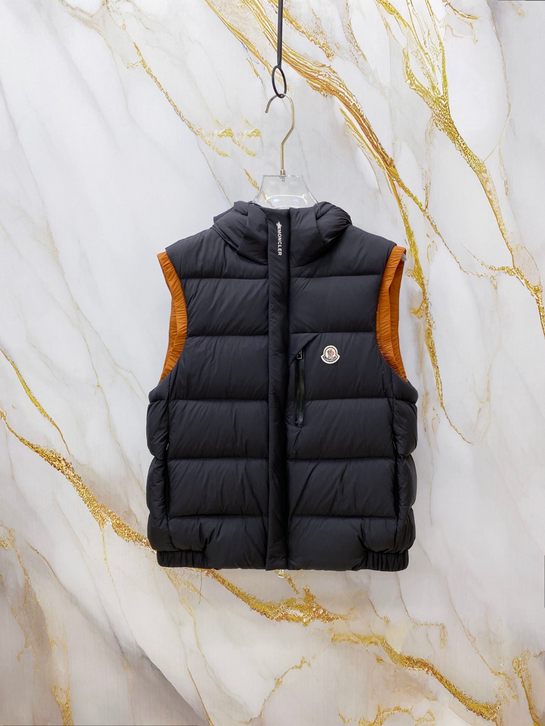 NO:651803,Moncler Mouth Mouth Down NEW# 2025 FW Autumn and Winter New# Hot item shipment #Mon full down vest# Customized grade outer material, selected viscose  Plyster blended fabric has a great feel, is stain-resistant and wear-resistant, and eliminates embarrassing phenomena in autumn and winter. The interior is filled with 9010 down, which is fine, smooth, and almost stemless. The mixed air-filled down has a perfect balance between down volume and air feel, and has excellent thermal insulation effect and wearability.  Comfortable. Detachable hood design, adaptable to three-dimensional tailoring technology, natural color printing technology on the back, special-shaped tailoring and splicing, the upper body is not bloated. Seamless laminated with double liner locking velvet technology to eliminate the phenomenon of velvet running away. Two-way lettering zipper, qrcode scan logo, Yu Xian high-end and stylish.  Color Black Beige Size M-3XL,,Moncler,down jacket,hats,alexander wang19860909Moncler 蒙口羽绒 NEW# 2025 FW秋冬新款# 爆款出货#Mon饱满羽绒马甲# 定制级别外料,甄选viscose plyster混纺,极具手感,抗污耐磨,杜绝秋冬季的尴尬现象.内里全9010羽绒填充,出售细腻舒滑,几乎无梗的工艺.混合空气填充羽绒,绝妙平衡羽绒量与空气感,艰巨极佳的保暖效果与穿着舒适感.可拆卸戴帽设计,适配立体剪裁工艺,后背本色印字工艺,异形剪裁拼接,上身不臃肿.压胶无缝加双重内胆锁绒工艺,杜绝跑绒现象.双向刻字拉链,qrcode扫码徽标,俞显高档有型. 颜色黑色 米灰色 尺码M-3XL,,Moncler,down jacket,hats,alexander wang,Men's clothing
