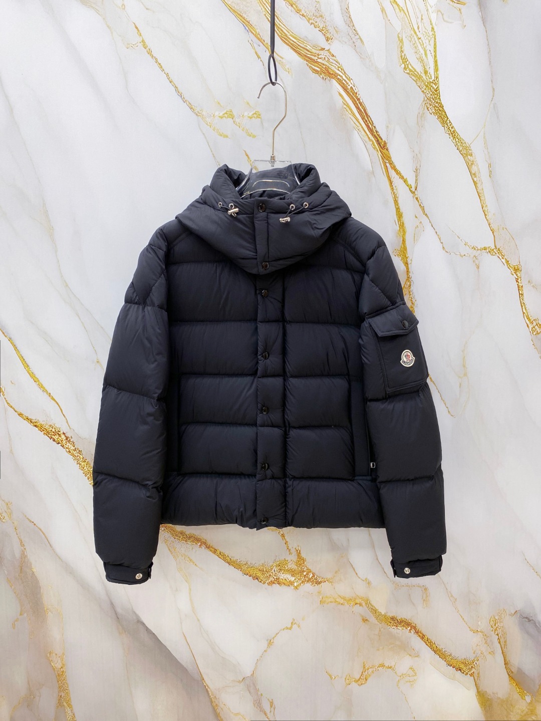 NO:651833,Special down Moncler muzzle 2025 [new product] Maya 70 (Vezere matte matte Maya upgraded version) winter down jacket jacket. Pearl grey. black. Very popular. Off-season counters are a hot item to grab. Special 95 down version. The fabric is ultra-light and neat. 850+ fill power. The iconic Moncler down jacket is highly recognizable. Moncler Maya  The 70's cropped down jacket is reimagined in a new colorway. Made of matte fabric with signature checkered quilting, reflecting the essence of the Moncler brand. The style has a distinctive silhouette, with a removable hood and adjustable hem, a classic design suitable for all seasons and trends. Classic patch pockets on the sleeves. Details Made of polyester Polyester lining Filled with down Detachable adjustable hood Zip closure, snap button on the front windshield Zippered pockets  Adjustable cuffs Elastic drawstring hem Size: 1-5,,Moncler,jackets & coats,jackets & coats,down jacket,hats,alexander wang19860909特级羽绒Moncler蒙口 2025【新品】Maya 70 (Vezere哑光雾面maya升级版）冬季羽绒服夹克外套.珍珠灰.黑色.火的一塌糊涂.反季柜台都是要抢的爆款 特级95绒版本.面料超轻超工整.850+蓬松度 标志性的Moncler 羽绒夹克具有高辨识度. Moncler Maya 70短款羽绒夹克以全新配色焕新呈现.采用哑光面料制成,具有标志性方格块绗缝,彰显Moncler的品牌精髓.款式演绎鲜明廓形,配有可拆卸兜帽和可调节下摆,经典设计适合各种季节和潮流.衣袖点缀经典贴袋. 详情 采用聚酯纤维面料制成 聚酯纤维衬里 填充羽绒 可拆卸可调节兜帽 拉链开合,正面挡风片设有按扣 拉链口袋 可调节袖口 弹性抽绳下摆 Size : 1-5,,Moncler,jackets & coats,jackets & coats,down jacket,hats,alexander wang,Men's clothing