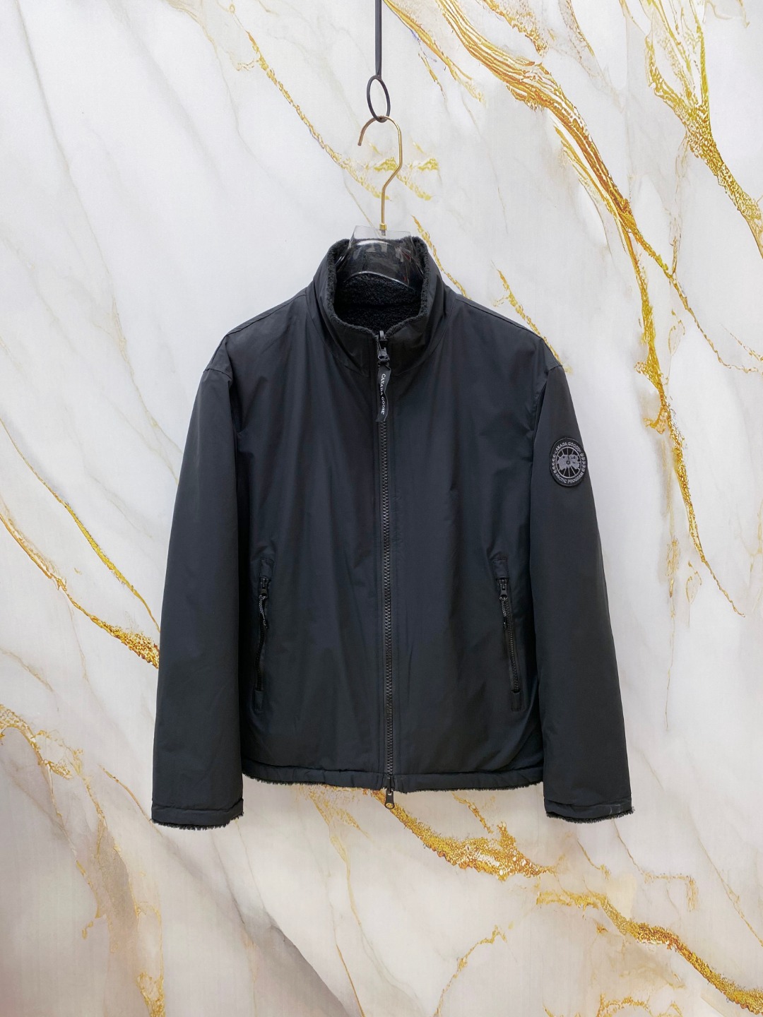 NO:651828,MON*CLER 25 new autumn and winter polar fleece double-sided jacket. Stand-up collar polar fleece warm jacket, sleeves line splicing design, seemingly simple but full of features. The fabric is soft and comfortable, and the accessories are all original and customized!  Color Black Size 48-56,,Moncler,jackets & coats,alexander wang19860909MON*CLER 蒙口 25年秋冬新款摇粒绒双面穿外套 立领摇粒绒保暖外套,袖子线条拼接设计,看似简单却充满特点的一款,面料软糯舒适,辅料配件均原版定制！ 颜色黑色 码数48-56,,Moncler,jackets & coats,alexander wang,Men's clothing