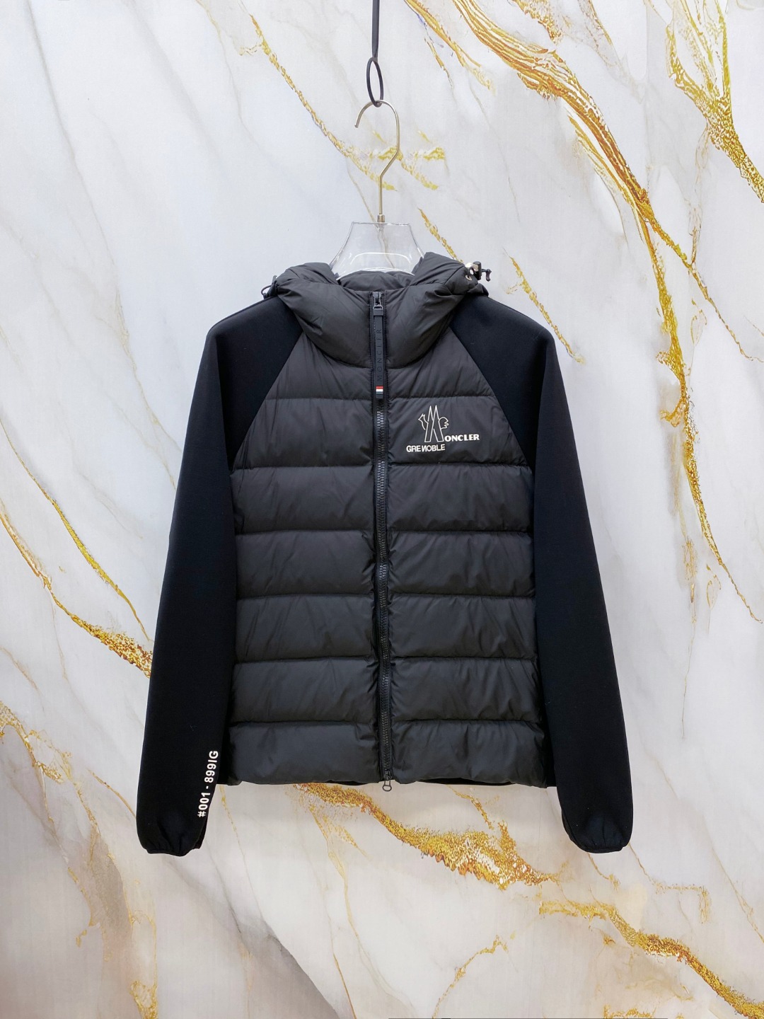 NO:651849,Moncler FW2025 new hooded patchwork down jacket. Classic style, hard to find. Made of original custom fabrics, the body is filled with 90 down, and the splicing design is full of fashion and warmth. The hooded design makes you look younger and more handsome. The brand letter logo is decorated on the chest, which is highly recognizable. Customer-supplied hardware accessories are full of high-end. A spliced down jacket that is not specific to your age and suitable for various occasions. [Color] Black  Beige [size] 48-56,,Moncler,jackets & coats,jackets & coats,down jacket,hats,alexander wang19860909Moncler 蒙口 FW2025新款连帽拼羽绒夹克外套.经典款,一件难求.采用原版定制面料,正身充90绒,拼接设计,时尚感满满,保暖度绝绝子；连帽设计,减龄帅气；胸前饰以品牌字母logo,辨识度极高；客供五金辅料,高级感满满；一款不挑年纪而且适合多种场合穿搭的拼接羽绒夹克.【颜色】黑色 米色【码数】48-56,,Moncler,jackets & coats,jackets & coats,down jacket,hats,alexander wang,Men's clothing