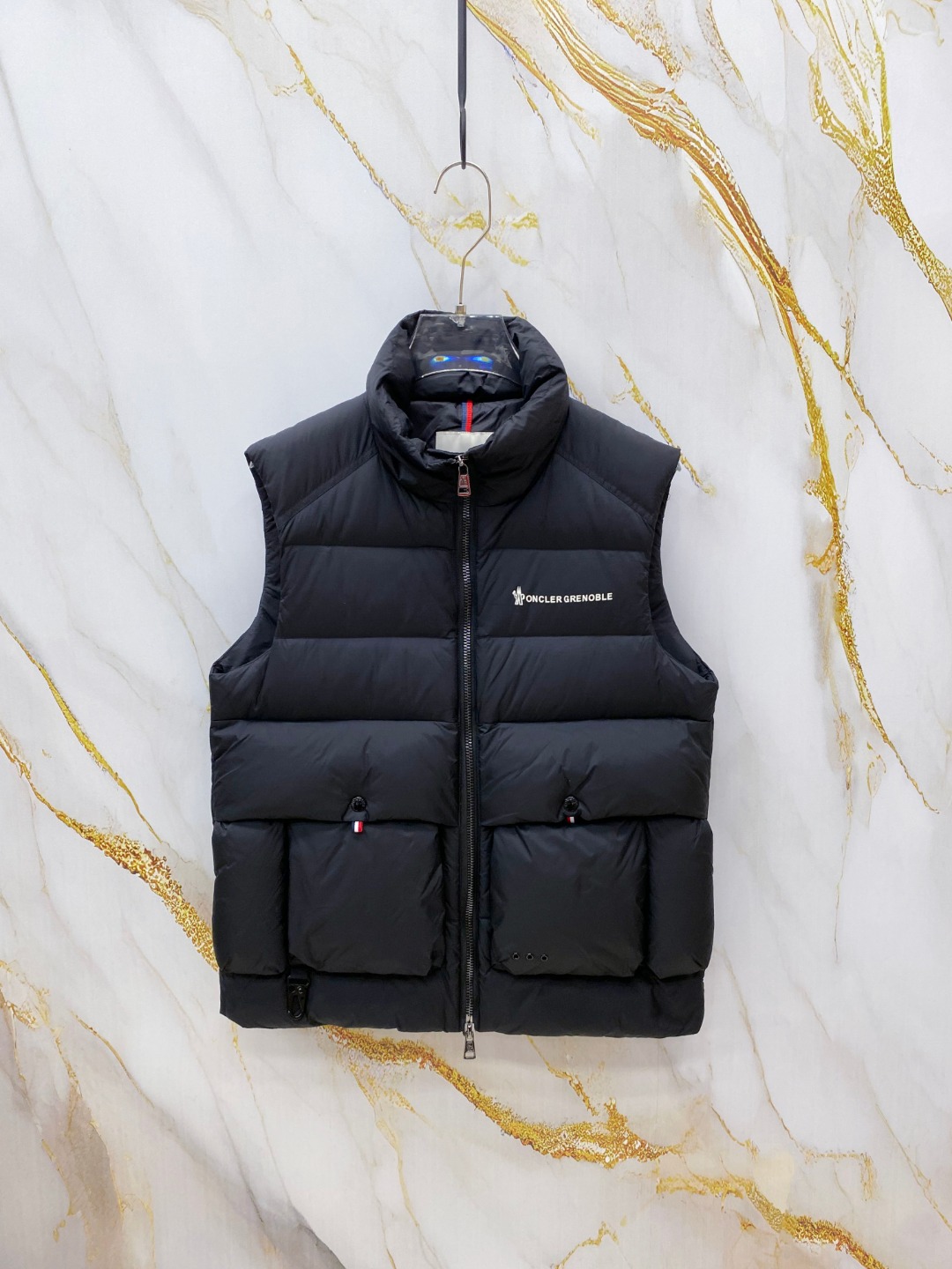 NO:651759,Moncler 25 new winter down vest, stand collar down vest, original customized hardware accessories, made of top-grade 90 white duck down, super soft, and the upper body effect is great!  Color Black Off-white Size 48-56, Moncler, down jacket, alexander wang19860909Moncler 蒙口 25年冬季新款羽绒马甲 立领羽绒马甲,原版订制五金配件,采用顶级90白鸭绒超柔软,上身效果超赞！ 颜色黑色 米白 码数48-56,,Moncler,down jacket,alexander wang,Men's clothing