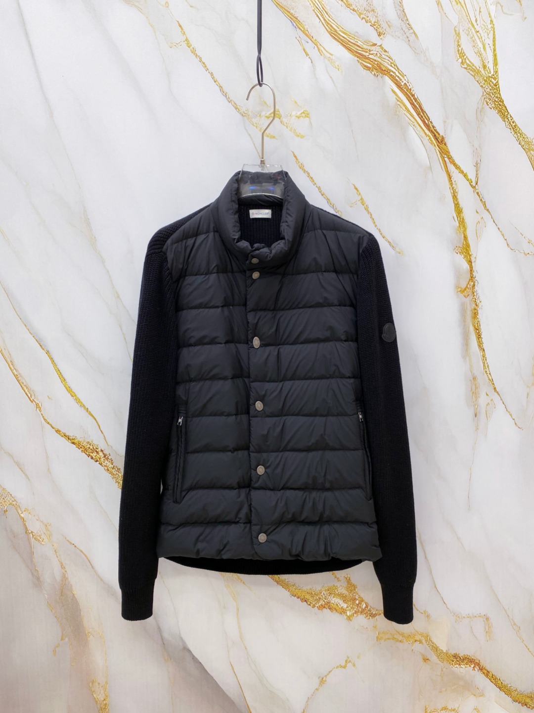 NO:651767,Moncler 2025 new autumn and winter down jackets, knitted splicing down jackets using the new national standard 95 white duck down, new autumn and winter inner wear items!  In China, down and black colors are all in basic style. They can be worn alone or layered to create a more layered look!  Full of fluffiness!  The filling is sufficient, and the thermal performance is not a problem, it is windproof and warm!  Color Black White Size 48-56, Moncler, down jacket, alexander wang19860909Moncler 蒙口 2025年秋冬新款羽绒服,针织拼接羽绒服采用新国标95白鸭绒,秋冬新品内搭神器！在国内羽绒黑色都是走基础风格,可以单穿还可以搭配叠穿,会更有层次感！蓬松度十足！填充量足足的,保暖性能不在话下,防风保暖！ 颜色黑色 白色 尺码48-56,,Moncler,down jacket,alexander wang,Men's clothing