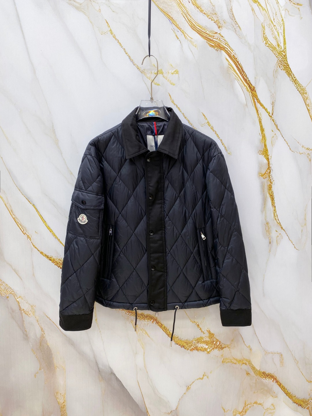 NO:651818,Moncler Meng Mouth Exclusive hot style 2025 autumn and winter new down jacket Original 1:1 customized hardware accessories are all imported and original customization Welcome to compare at the counter Absolutely high quality Use top 90 white duck down Super soft Filled with fluffy and full feathers Super heavy fabric workmanship and perfect fit Pay attention to the fabric is super comfortable Exclusive model Non-market goods Same style for men and women Size M-3XL,,Moncler,down jacket,alexander wang19860909Moncler 蒙口 独家爆款2025秋冬新款羽绒服 原版1:1订制五金配件全进口原版定制 欢迎专柜对比 绝对的高品质 采用顶级90白鸭绒 超柔软 充羽量蓬松饱满 超级重面料做工杠杠的版型完美 注意面料超舒服 独家款 非市场货 男女同款 码数M-3XL,,Moncler,down jacket,alexander wang,Men's clothing