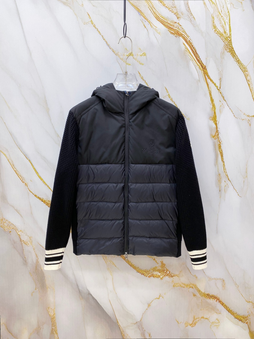 NO:651774,Moncler 2025 new autumn and winter down jacket, knitted hooded patchwork down jacket uses the new national standard 95 white duck down, new autumn and winter inner wear item!  In China, down and black colors are all in basic style. They can be worn alone or layered to create a more layered look!  Full of fluffiness!  The filling is sufficient, and the thermal performance is not a problem, it is windproof and warm!  Color Black White Size 48-56,Moncler,down jacket,hats,alexander wang19860909Moncler 蒙口 2025年秋冬新款羽绒服,针织连帽拼接羽绒服采用新国标95白鸭绒,秋冬新品内搭神器！在国内羽绒黑色都是走基础风格,可以单穿还可以搭配叠穿,会更有层次感！蓬松度十足！填充量足足的,保暖性能不在话下,防风保暖！ 颜色黑色 白色 尺码48-56,,Moncler,down jacket,hats,alexander wang,Men's clothing