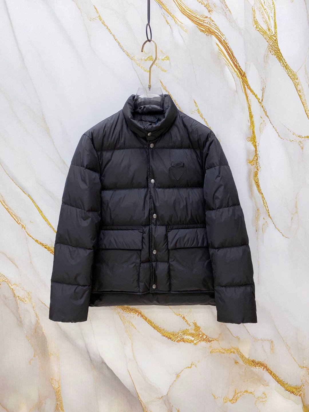 NO:651820,Prada  Prada 2025 autumn and winter counters simultaneously release new products, the latest down jackets are shipped, all original versions are purchased, the latest colors this year, regardless of fabrics and accessories, are truly 1:1 perfect replicas, all the latest elegant gun color accessories, Hong Kong Duffy Company orders original versions  Small triangular leather labels, all leather labels are the same fabric color, filled with 95% white duck down, the texture is invincible, no pressure when entering and exiting the cabinet, size 48-56, enter with eyes closed, the highest version on the market, welcome to compare,, prada, prada, down  jacket,alexander wang19860909Prada 普拉达2025秋冬专柜同步新品发布,最新款羽绒服出货,全部原版购入,今年最新色,无论面料和辅料,真正做到了1:1完美复刻,全部最新雅枪色辅料,香港达菲公司订购原版小号三角皮标,所有皮标全部同面料色,内里填充95白鸭绒,质感无敌了,出入柜上无压力,48-56码,闭眼入,市场最高版本,欢迎对比,,prada,prada,down jacket,alexander wang,Men's clothing