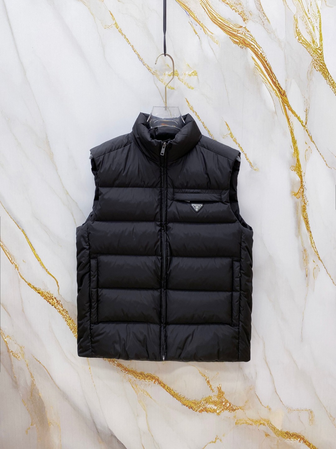 NO:651773,Prada  Prada's 2025 autumn and winter counters simultaneously release new products. The latest down vests are shipped. All original versions are purchased. The latest colors this year. Regardless of fabrics and accessories, they are truly 1:1 perfect replicas. All the latest elegant gun color accessories are ordered from Hong Kong Duffy Company.  Small triangular leather labels, all leather labels are the same fabric color, filled with 95% white duck down, the texture is invincible, no pressure when entering and exiting the cabinet, size 48-56, enter with eyes closed, the highest version on the market, welcome to compare,, prada, prada, down  jacket,alexander wang19860909Prada 普拉达2025秋冬专柜同步新品发布,最新款羽绒马甲出货,全部原版购入,今年最新色,无论面料和辅料,真正做到了1:1完美复刻,全部最新雅枪色辅料,香港达菲公司订购原版小号三角皮标,所有皮标全部同面料色,内里填充95白鸭绒,质感无敌了,出入柜上无压力,48-56码,闭眼入,市场最高版本,欢迎对比,,prada,prada,down jacket,alexander wang,Men's clothing