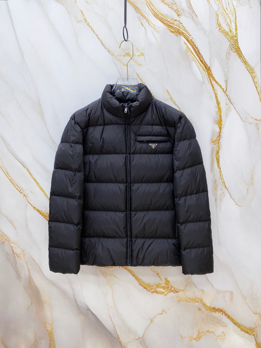 NO:651765,Prada  Prada 2025 autumn and winter counters simultaneously release new products, the latest down jackets are shipped, all original versions are purchased, the latest colors this year, regardless of fabrics and accessories, are truly 1:1 perfect replicas, all the latest elegant gun color accessories, Hong Kong Duffy Company orders original versions  Small triangular leather labels, all leather labels are the same fabric color, filled with 95% white duck down, the texture is invincible, no pressure when entering and exiting the cabinet, size 48-56, enter with eyes closed, the highest version on the market, welcome to compare,, prada, prada, down  jacket,alexander wang19860909Prada 普拉达2025秋冬专柜同步新品发布,最新款羽绒服出货,全部原版购入,今年最新色,无论面料和辅料,真正做到了1:1完美复刻,全部最新雅枪色辅料,香港达菲公司订购原版小号三角皮标,所有皮标全部同面料色,内里填充95白鸭绒,质感无敌了,出入柜上无压力,48-56码,闭眼入,市场最高版本,欢迎对比,,prada,prada,down jacket,alexander wang,Men's clothing