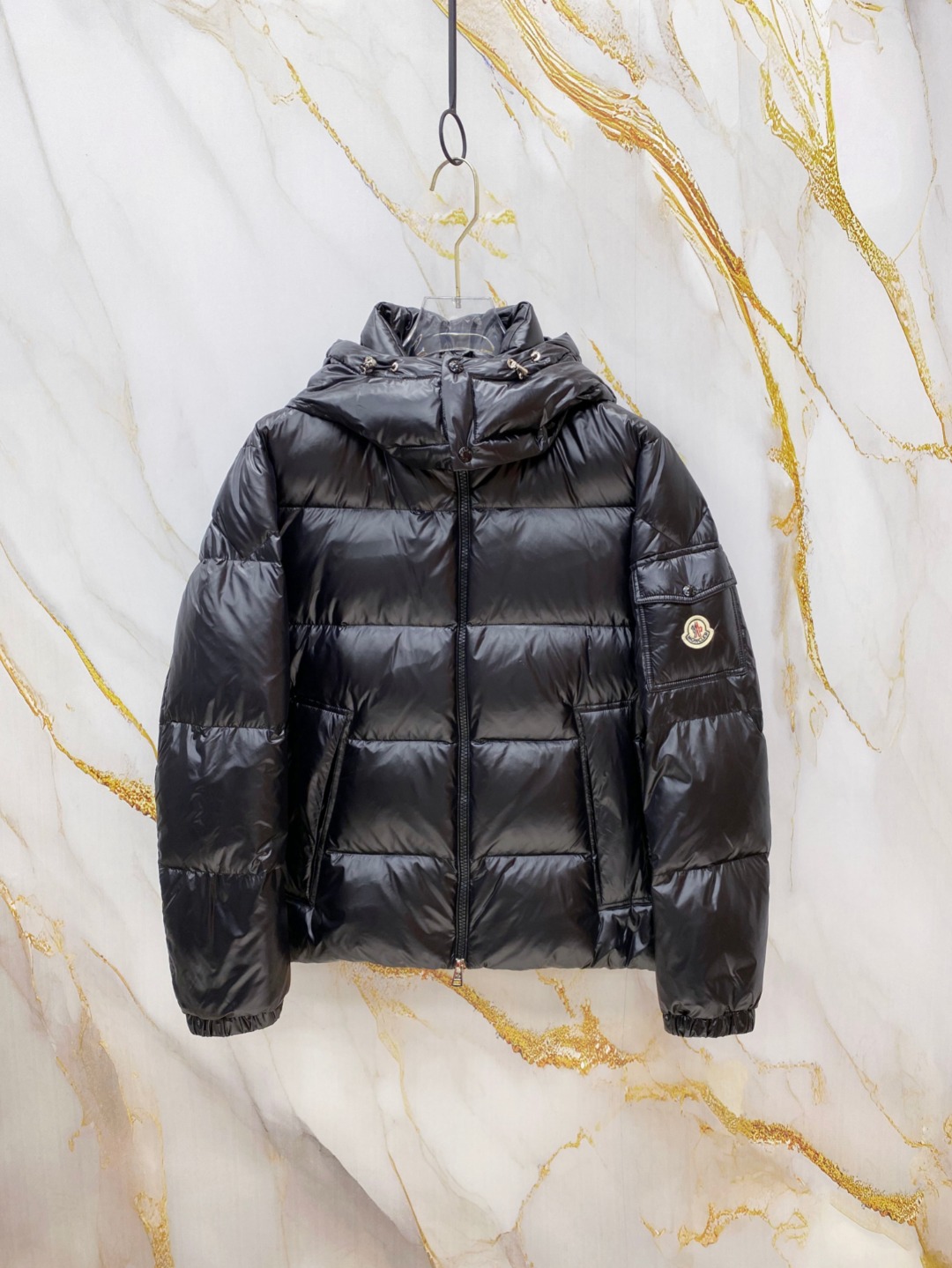 NO:651788,Moncler 2025 autumn and winter new products are released, Moncler's latest bright down is shipped, the cabinets are synchronized, the fabrics and accessories are all customized, the hat is removable, the fabric coating has a stocky feel, a small dark grid texture, a super texture, the new national standard 95 white duck down is filled inside, the fluffiness is very strong, all details are perfectly restored, the size is 1-5 (48-56),,Moncler,down jacket,hats,alexander wang19860909Moncler 蒙口2025秋冬新品发布,蒙口最新款亮光羽绒出货,柜上同步,面料及辅料全部订制,帽子可脱卸,面料涂层有股感,小暗格纹理,质感超强,内里填充新国标95白鸭绒,蓬松感极强,全部细节完美还原,码数1-5码（48-56）,,Moncler,down jacket,hats,alexander wang,Men's clothing