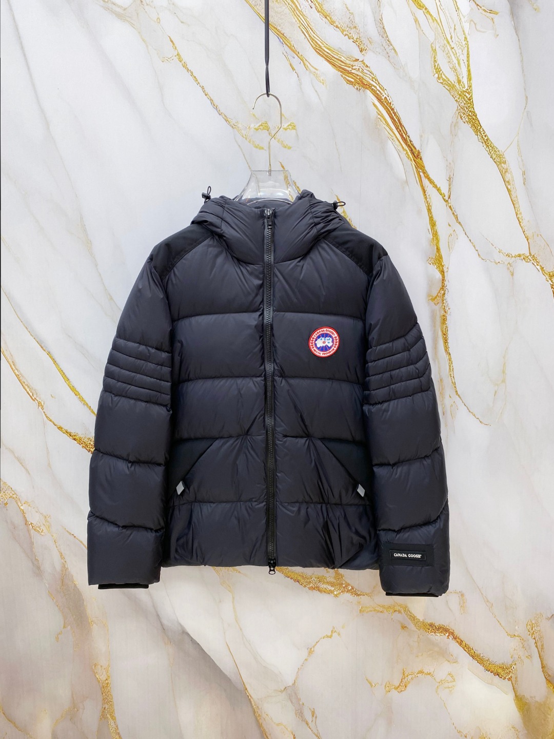 NO:651804,Canada Goose (Canada Goose) FW2025 new down jacket. Hooded design, same style for men and women, full of fashion. Made of customized fabric, windproof and rainproof, warm and stylish; filled with 90 down, fluffy and warm; decorated with brand logo on the chest, highly recognizable; a down jacket suitable for various occasions. [Color] black beige [code number] 48-56,, down jacket, hats, alexander wang19860909Canada Goose(加拿大鹅) FW2025新款羽绒服.连帽设计,男女同款,时尚感满满.采用定制面料,防风防雨,保暖有型；内充90绒,蓬松保暖；胸前饰以品牌logo,辨识度极高；一款适合多种场合穿搭的羽绒服.【颜色】黑色 米色【码数】48-56,,down jacket,hats,alexander wang,Men's clothing