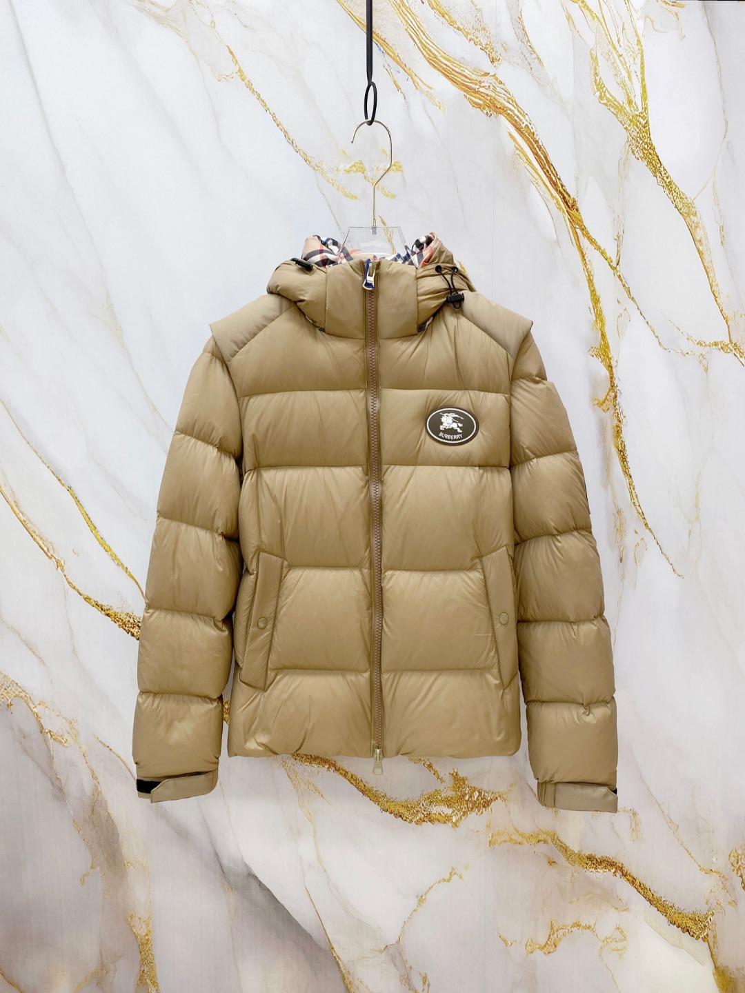NO:651811,Hot style down jacket BURBERRY 2025 new down jacket show new product, with detachable sleeves, can be worn in two clothes. The appearance is perfect, the high-tech waterproof fabric in the store, 95% white duck down filling inside, comfortable and warm, the color is full and attractive, the very brilliant design can easily enhance the fashion sense, the workmanship is extremely sophisticated and rigorous, and the wiring is neat and meticulous!  A masterpiece from a famous designer!  The upper body does not look bloated and is super handsome!  Counter size: 48-56,,burberry,burberry,down jacket,alexander wang19860909爆款羽绒服 BURBERRY巴宝莉 2025新款羽绒服秀场新品,袖子可拆卸,一衣两穿.品相非常完美,专柜高科技防水面料,内里95白鸭绒填充,舒适保暖,色泽饱满诱人,非常出彩的设计,轻松将时髦感进阶,做工极为考究严谨,走线工整细致！大牌设计师巨作！上身不显臃肿、超级帅气！柜台码数: 48-56,,burberry,burberry,down jacket,alexander wang,Men's clothing