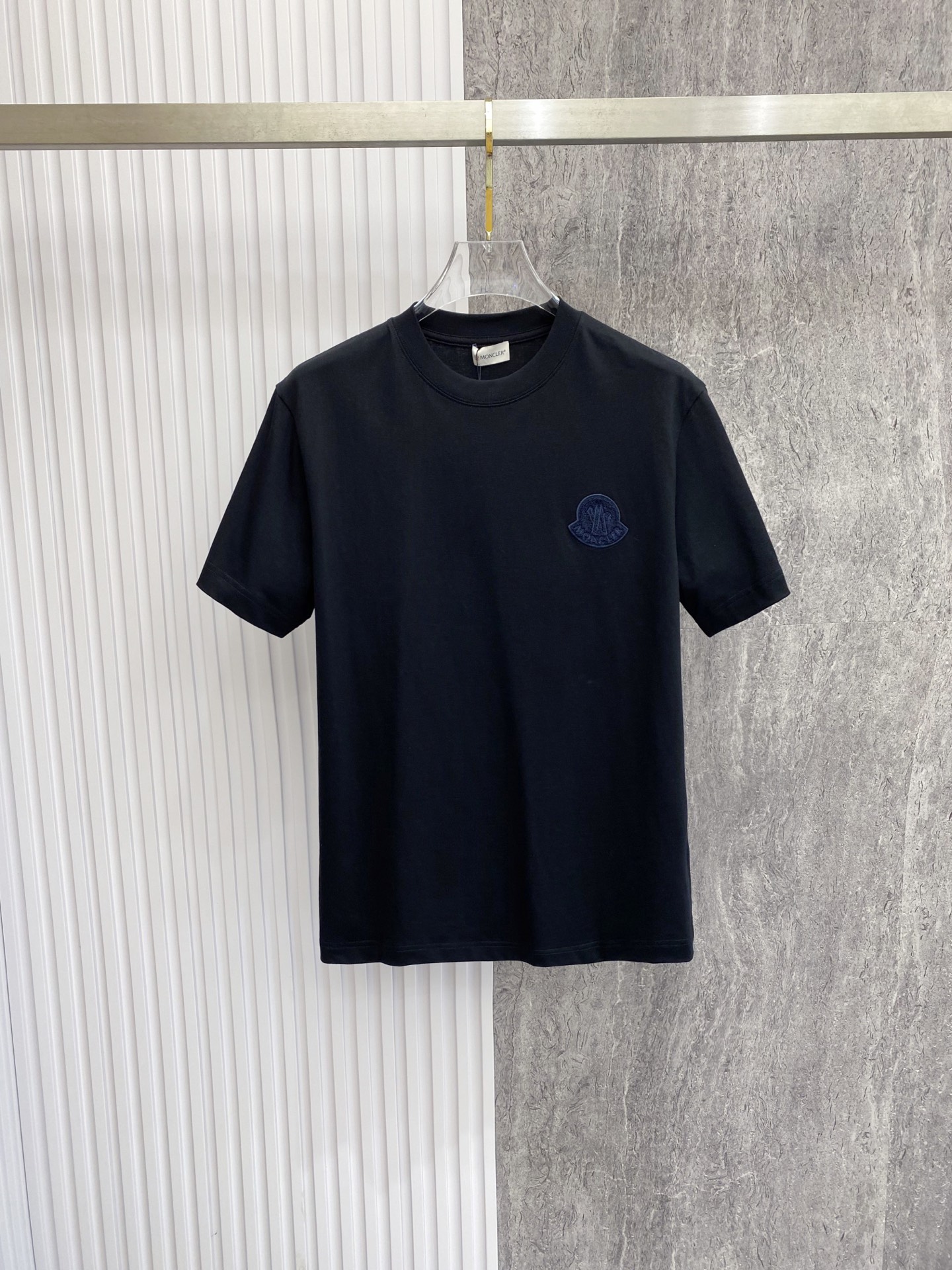 NO:842785,Moncler 2026ss new spring and summer new debut counter latest short-sleeved round neck T-shirt high-end custom design avant-garde fashion!  The brand logo is designed with heavy craftsmanship. High-end customized pure cotton fabric. Soft to the touch. Comfortable to wear. Exquisite stitching at the counter level. Fine workmanship. The upper body effect is incomparably handsome!  A must-have item for a stylish man!  Color Black White Size S-XXL,,Moncler,T-shirt,tees,t-shirt,19860909Moncler 蒙口 2026ss 春夏新款首发专柜最新款短袖圆领T恤 高端订制 设计前卫时尚！品牌logo重工艺设计 高端定制纯棉面料.手感柔软.穿着舒适.专柜级别精致车线.做工精细.上身效果无敌帅气！型男必备单品！ 颜色黑色 白色 码数S-XXL,,Moncler,T-shirt,tees，t-shirt,,Men's clothing