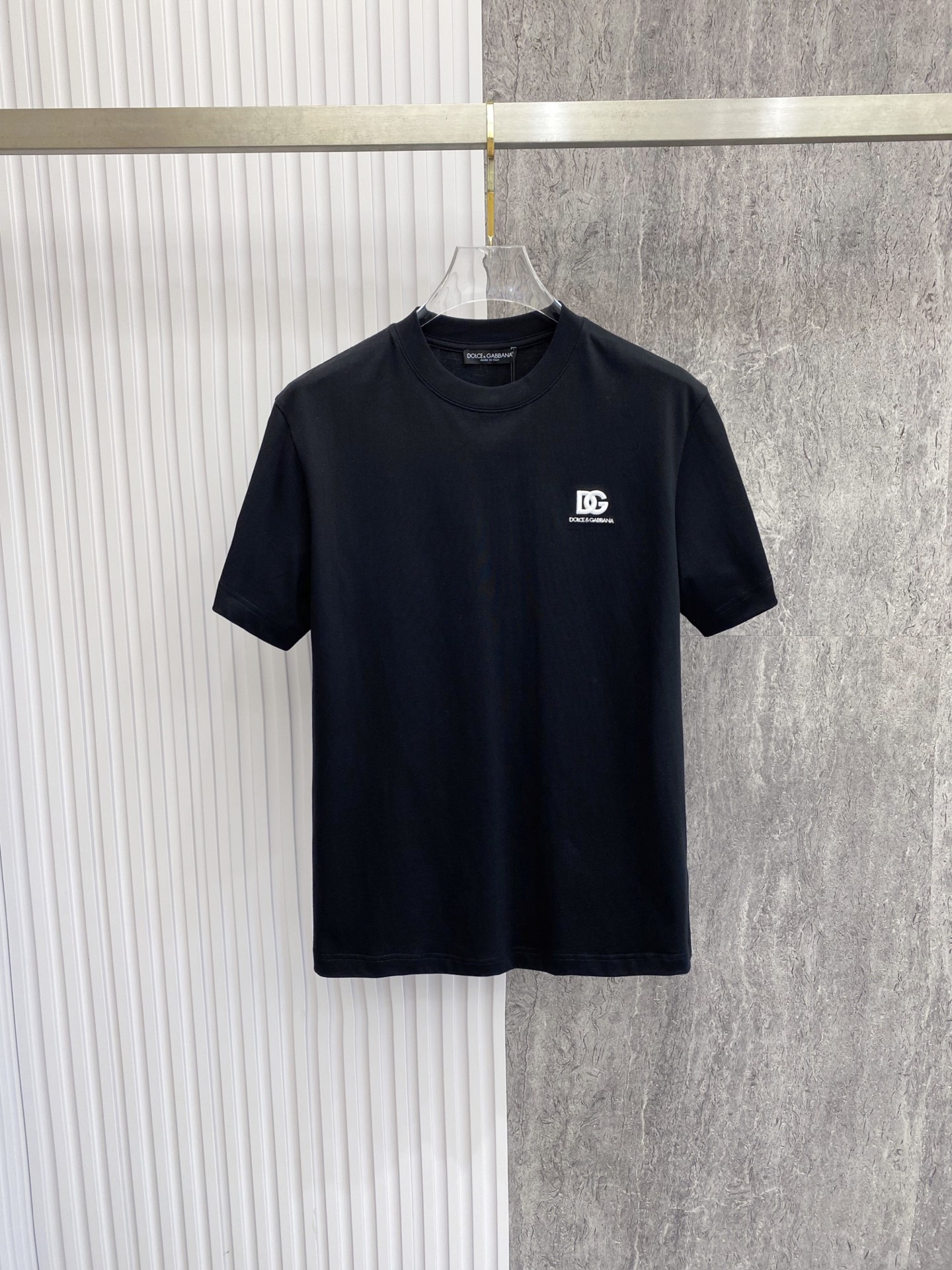 NO:842789,DG 2026ss new spring and summer new debut counter, the latest short-sleeved round neck T-shirt, high-end customization, avant-garde and fashionable design!  The brand logo is designed with heavy craftsmanship. High-end customized pure cotton fabric. Soft to the touch. Comfortable to wear. Exquisite stitching at the counter level. Fine workmanship. The upper body effect is incomparably handsome!  A must-have item for a stylish man!  Color Black White Size S-XXL, T-shirt, tees, t-shirt,19860909DG 2026ss 春夏新款首发专柜最新款短袖圆领T恤 高端订制 设计前卫时尚！品牌logo重工艺设计 高端定制纯棉面料.手感柔软.穿着舒适.专柜级别精致车线.做工精细.上身效果无敌帅气！型男必备单品！ 颜色黑色 白色 码数S-XXL,,T-shirt,tees，t-shirt,,Men's clothing