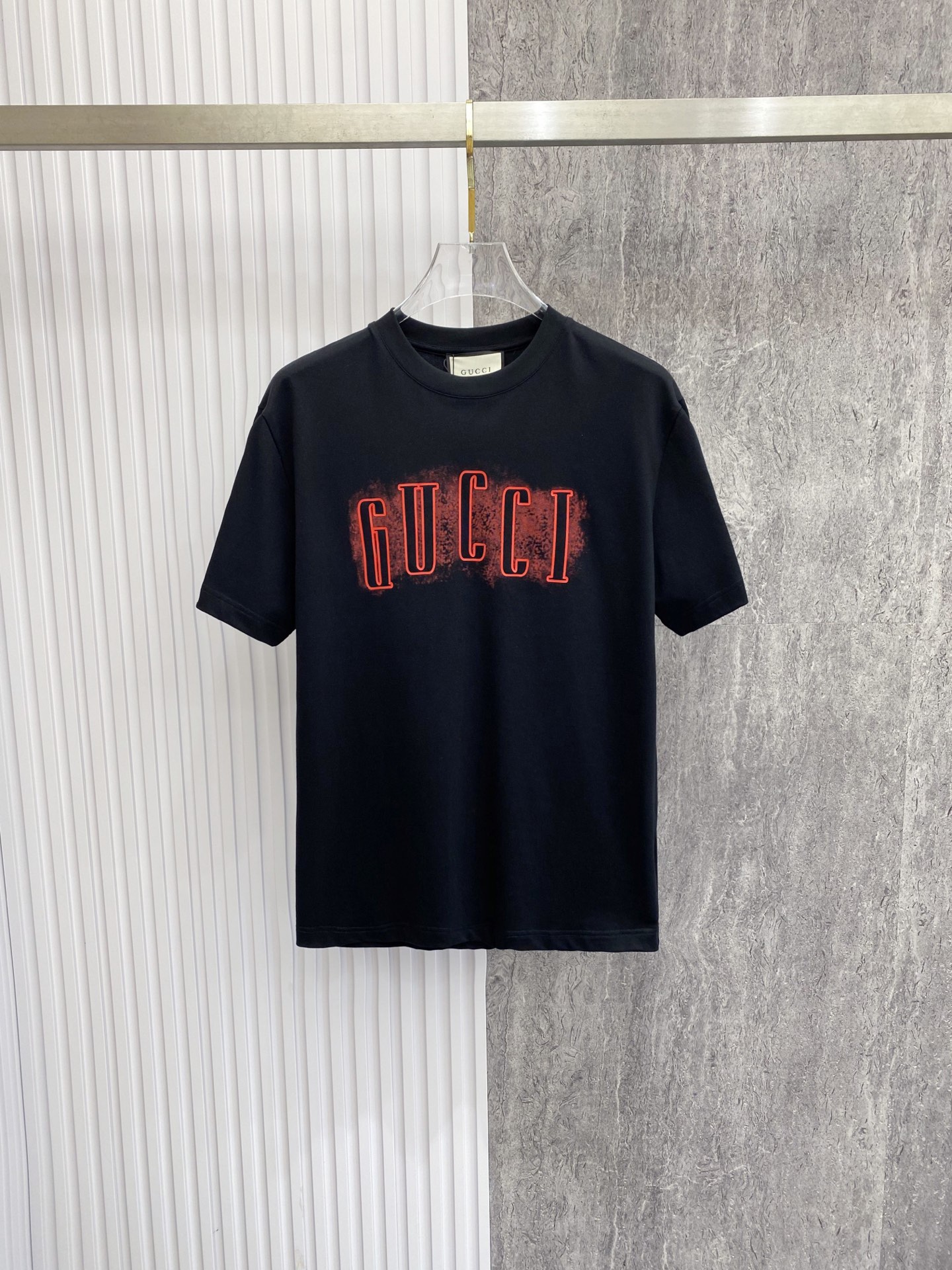 NO:842794,Gucci Gucci 2026ss new spring and summer new debut counter latest short-sleeved round neck T-shirt high-end custom design avant-garde fashion!  The brand logo is designed with heavy craftsmanship. High-end customized pure cotton fabric. Soft to the touch. Comfortable to wear. Exquisite stitching at the counter level. Fine workmanship. The upper body effect is incomparably handsome!  A must-have item for a stylish man!  Color Black White Size S-XXL,,gucci,T-shirt,tees,t-shirt,19860909Gucci 古奇 2026ss 春夏新款首发专柜最新款短袖圆领T恤 高端订制 设计前卫时尚！品牌logo重工艺设计 高端定制纯棉面料.手感柔软.穿着舒适.专柜级别精致车线.做工精细.上身效果无敌帅气！型男必备单品！ 颜色黑色 白色 码数S-XXL,,gucci,T-shirt,tees，t-shirt,,Men's clothing