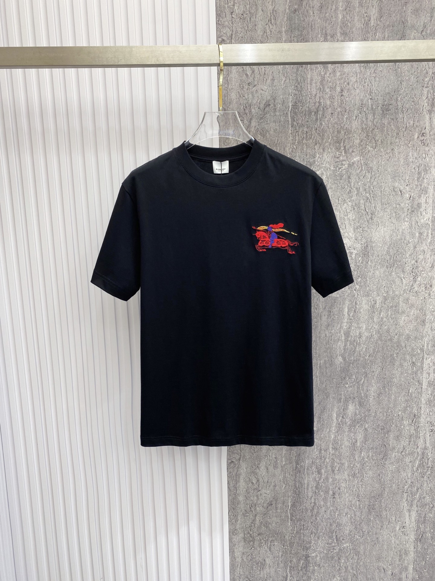 NO:842791,Burberry 2026ss new spring and summer new debut counter latest short-sleeved round neck T-shirt high-end custom design avant-garde fashion!  The brand logo is designed with heavy craftsmanship. High-end customized pure cotton fabric. Soft to the touch. Comfortable to wear. Exquisite stitching at the counter level. Fine workmanship. The upper body effect is incomparably handsome!  A must-have item for a stylish man!  Color Black White Size S-XXL,,burberry,burberry,T-shirt,tees,t-shirt,19860909Burberry 巴宝莉 2026ss 春夏新款首发专柜最新款短袖圆领T恤 高端订制 设计前卫时尚！品牌logo重工艺设计 高端定制纯棉面料.手感柔软.穿着舒适.专柜级别精致车线.做工精细.上身效果无敌帅气！型男必备单品！ 颜色黑色 白色 码数S-XXL,,burberry,burberry,T-shirt,tees，t-shirt,,Men's clothing