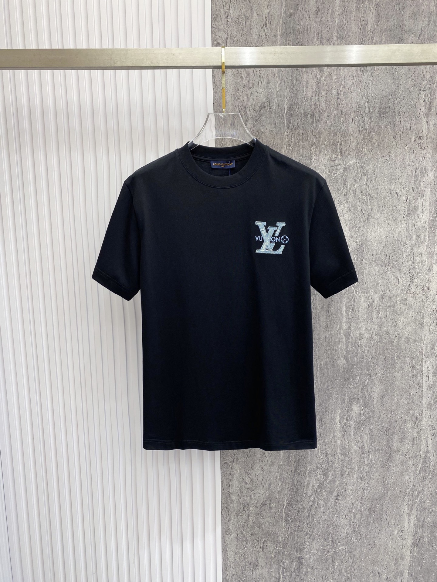 NO:842783,LV 2026ss new spring and summer new debut counter, the latest short-sleeved round neck T-shirt, high-end customization, avant-garde and fashionable design!  The brand logo is designed with heavy craftsmanship. High-end customized pure cotton fabric. Soft to the touch. Comfortable to wear. Exquisite stitching at the counter level. Fine workmanship. The upper body effect is incomparably handsome!  A must-have item for a stylish man!  Color Black White Size S-XXL,,louis vuitton,T-shirt,tees,t-shirt,19860909LV 2026ss 春夏新款首发专柜最新款短袖圆领T恤 高端订制 设计前卫时尚！品牌logo重工艺设计 高端定制纯棉面料.手感柔软.穿着舒适.专柜级别精致车线.做工精细.上身效果无敌帅气！型男必备单品！ 颜色黑色 白色 码数S-XXL,,louis vuitton,T-shirt,tees，t-shirt,,Men's clothing