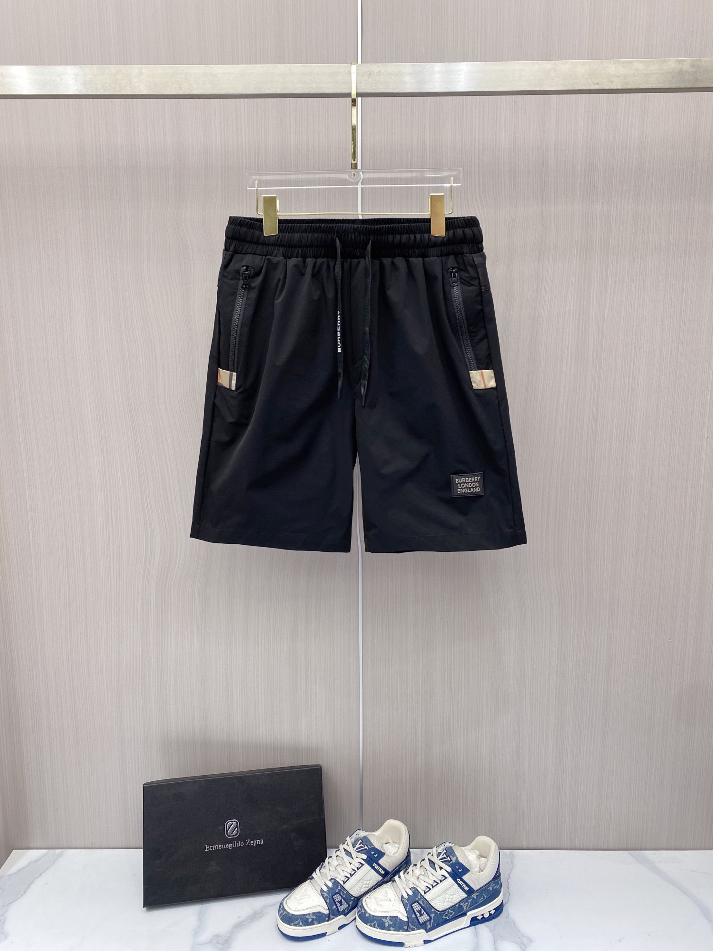 NO:848783,Burberry 2026ss new men's casual shorts. The custom-made fabrics at the counter are highly breathable and comfortable, with impeccable details. They are paired with webbing splicing to enhance the overall visual effect!  It feels delicate and soft, presents a casual cut, and has a great upper body shape!  Color black coffee code number 48-56, burberry, burberry, shorts,19860909Burberry 巴宝莉 2026ss新款男士休闲短裤 专柜定制面料透气舒适度高,细节无可挑剔,搭配织带拼接提升整体视觉效果！手感细腻柔软,呈现休闲裁剪,上身版型超赞！ 颜色黑色 咖色 码数48-56,,burberry,burberry,shorts,,Men's clothing
