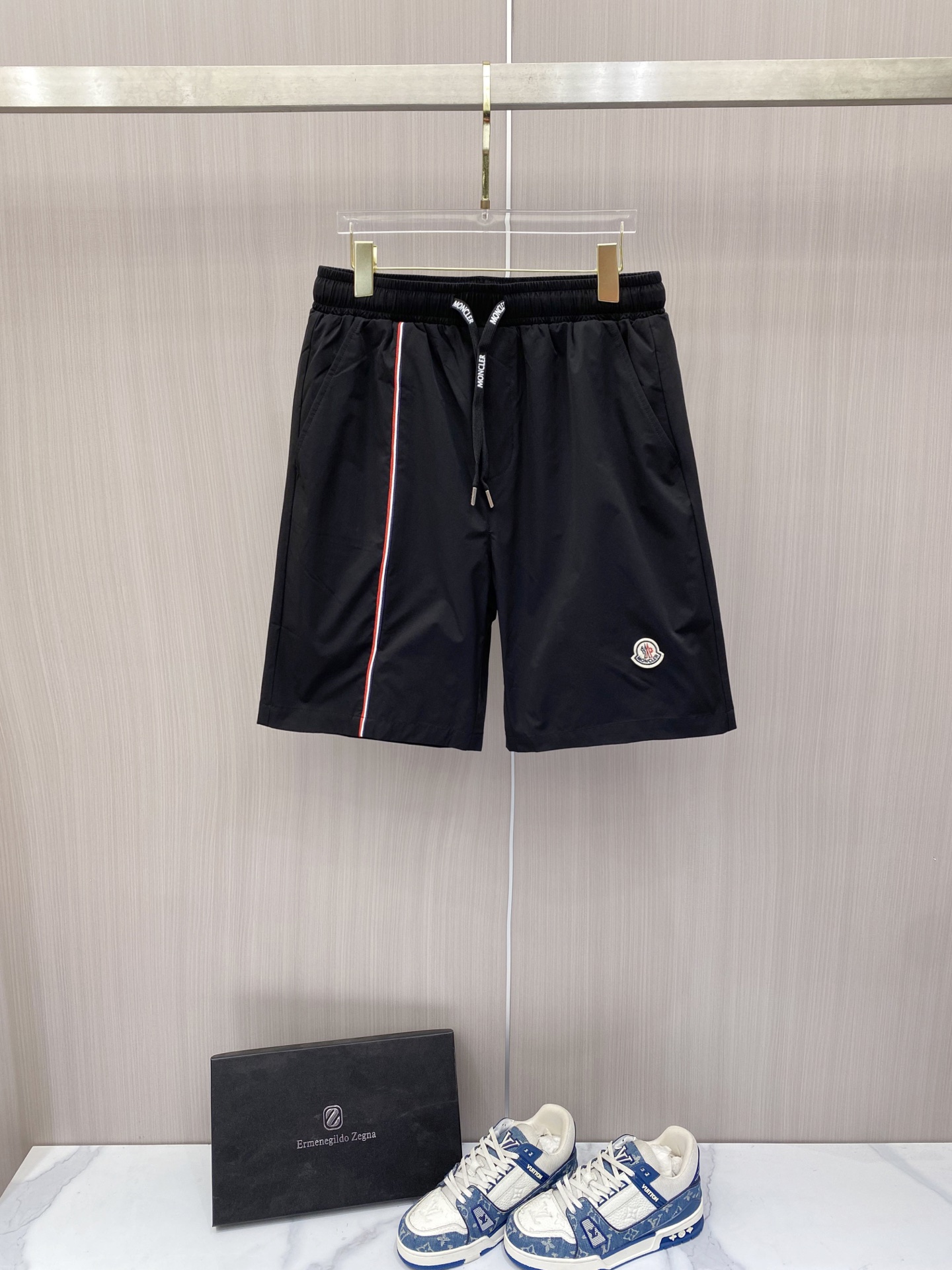NO:848759,Moncler Mouth Covered 2026ss New Summer Shorts. Light and windproof fabric, breathable and comfortable, perfect for summer!  Loose fit + drawstring design, easy to adjust to your heart, brand badge in the lower left corner is super recognizable!  Color Black White Size 48-56, Moncler, shorts,19860909Moncler蒙口 2026ss夏季新款短裤 轻薄防风面料,透气舒适,夏天穿超合适！宽松版型+抽绳设计,松紧随心调节,左下角品牌徽章超有辨识度！ 颜色黑色 白色 码数48-56,,Moncler,shorts,,Men's clothing