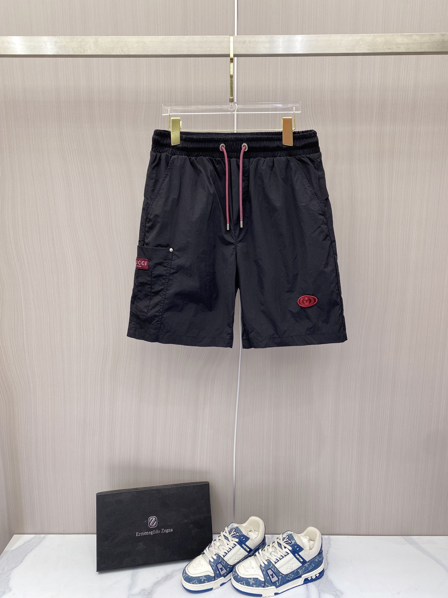 NO:848762,Gucci Gucci 2026ss new summer shorts are made of imported original fabrics that are soft and comfortable, with top-notch embroidery technology, letter pattern logo, and original hardware accessories. Unique design and trendy must-have!  Color Black White Size 48-56,,gucci,shorts,19860909Gucci 古奇 2026ss夏季新款短裤 采用进口原版面料柔软舒适,顶级刺绣工艺字母图案logo,原版五金辅料装饰,独特设计潮流必备！ 颜色黑色 白色 码数48-56,,gucci,shorts,,Men's clothing
