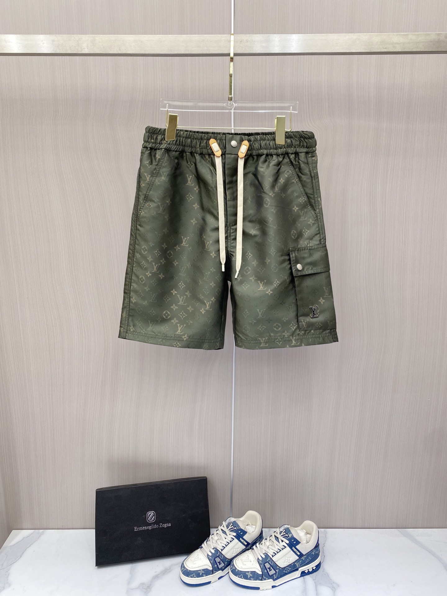 NO:848764,LV 2026ss new summer casual shorts are made of imported jacquard fabrics, which are treated with special processes to achieve a double balance of skin-friendly and stiffness. The jacquard process is blended into a low-key and unobtrusive style. The logo hardware adopts precision casting and polishing process, which is wear-resistant and anti-forging, and has a long-lasting luster. The code number is 48-56,, louis vuitton, shorts,19860909LV 2026ss夏季新款休闲短裤 精选进口提花面料,经特殊工艺处理,实现亲肤与挺括的双重平衡,提花工艺融入低调不张扬,logo五金件采用精铸抛光工艺,耐磨抗造,光泽持久 码数48-56,,louis vuitton,shorts,,Men's clothing