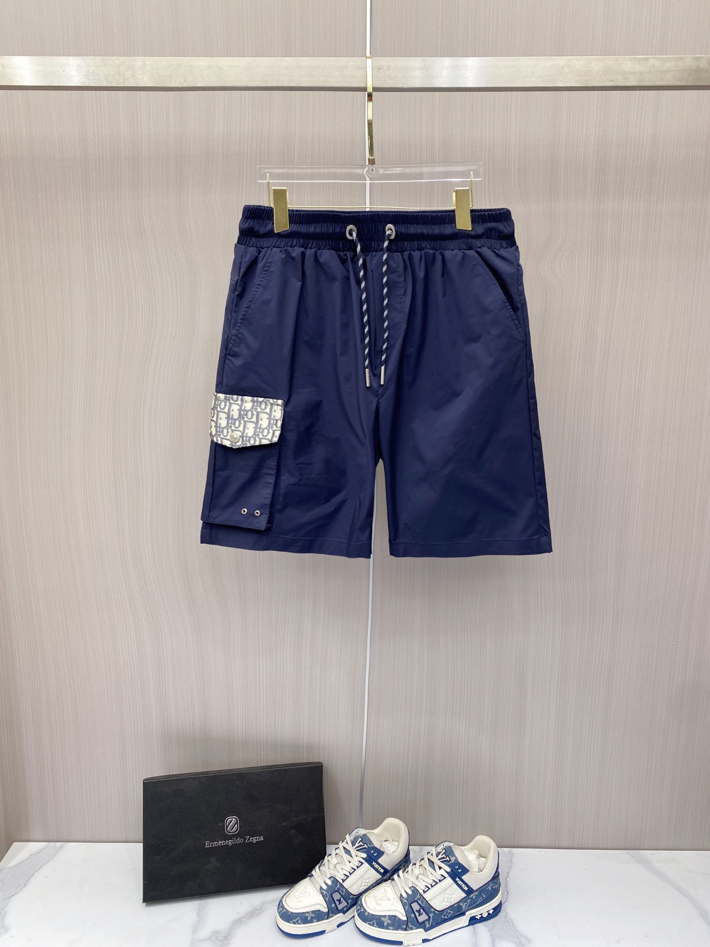 NO:848757,Dior Dior 2026ss new summer shorts. These casual work shorts are made of nylon material with classic logo letter jacquard craftsmanship, highlighting the fashion aesthetics of practical style and creating a refined casual look. Color Navy Gray Size 48-56,, dior, dior, shorts,19860909Dior 迪奥 2026ss夏季新款短裤 这款休闲工装短裤采用尼龙材质配以经典logo字母提花工艺精心制作,彰显实用风格的时尚美学,打造精致的休闲造型. 颜色藏青 灰色 码数48-56,,dior,dior,shorts,,Men's clothing