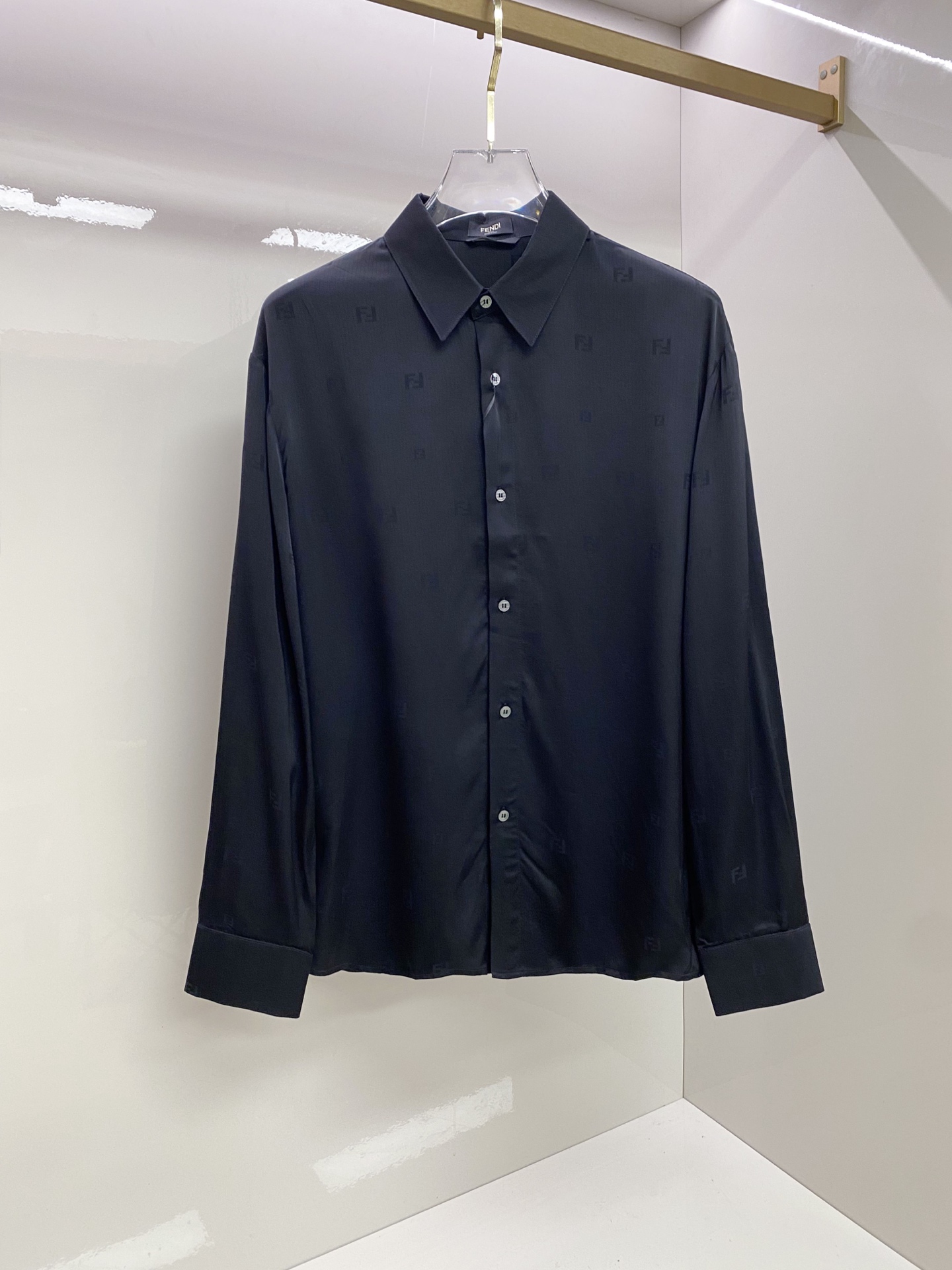 NO:835104,Fendi Fendi  2026ss spring and summer dark pattern jacquard shirt interprets high-end relaxed aesthetics with the brand's iconic FF elements and minimalist tailoring. It is made of high-draping mercerized satin fabric, which has a soft texture, feels silky and skin-friendly, and has a draped and stylish upper body; the body is made of neat  The straight version, full-width FF dark pattern jacquard low-key injects brand recognition, and the cuffs strictly echo the same series of jacquard details. Whether worn alone to create a refreshing commuting style, or layered with a suit to create a business elite feel, it can easily create an effortless high-quality outfit.  Size 48-56,,fendi,fendi,shirts,business suit,19860909Fendi 芬迪 2026ss春夏暗纹提花衬衫,以品牌标志性FF元素与极简剪裁诠释高阶松弛美学.甄选高垂坠丝光缎面面料打造,自带柔光质感,触感丝滑亲肤,上身垂坠有型；衣身采用利落直筒版型,满幅FF暗纹提花低调注入品牌辨识度,袖口同系列提花细节严谨呼应.无论是单穿打造清爽通勤风,还是叠穿西装演绎商务精英感,都能轻松塑造不费力的高级质感穿搭. 码数48-56,,fendi,fendi,shirts,business suit,,Men's clothing
