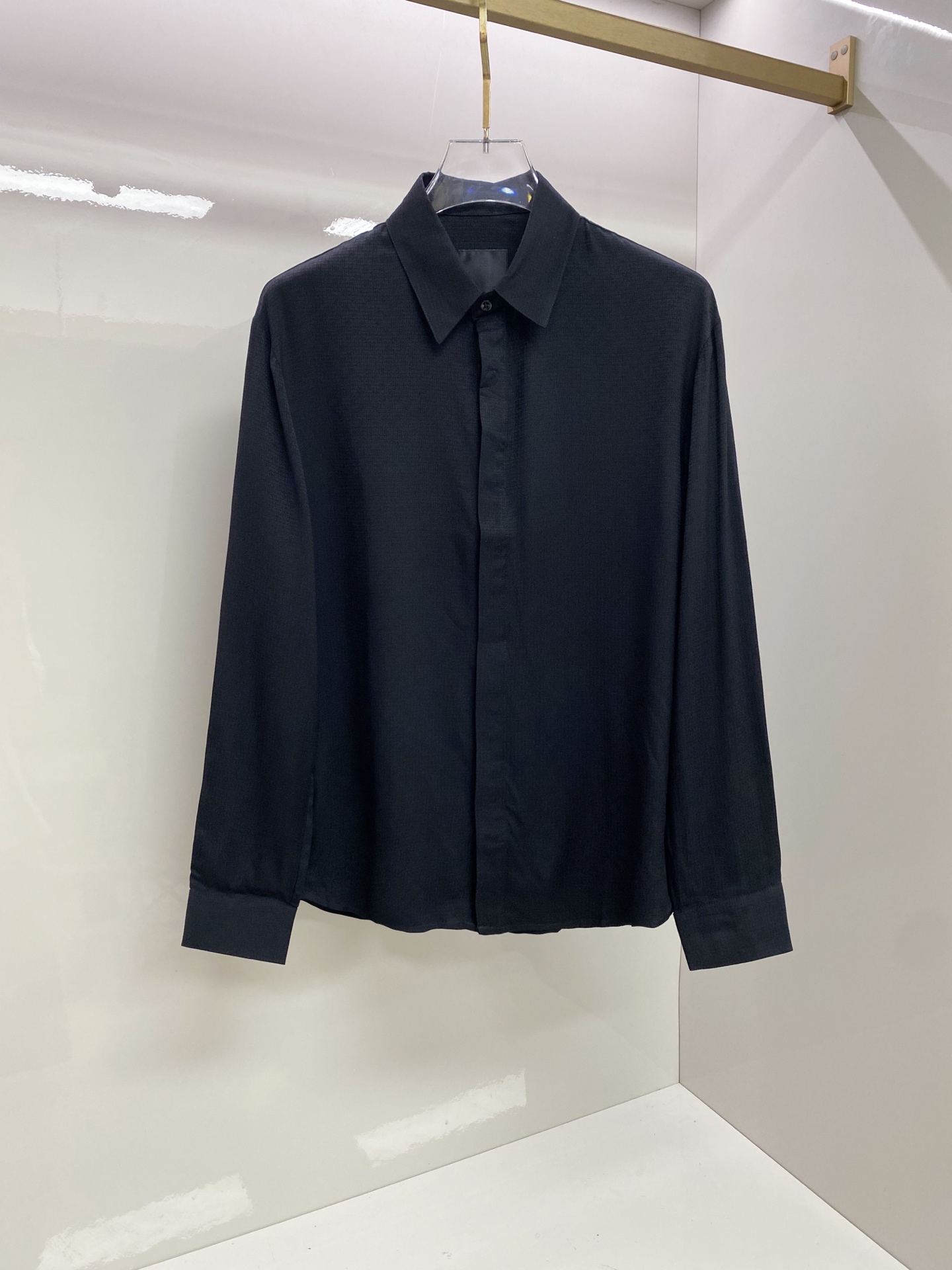 NO:835120,Givenchy 2026ss spring and summer dark pattern jacquard black shirt  It interprets high-end relaxed aesthetics with minimalist tailoring and delicate craftsmanship. It is made of high-draping matte satin fabric, which feels silky and skin-friendly, with a low-key soft light texture. The upper body is draped and stylish, and is anti-wrinkle and easy to care for. The body adopts a neat straight silhouette with full width.  The dark pattern jacquard is low-key to inject brand recognition, and paired with a hidden fly design, it is exquisite and neat. Whether worn alone to create a cool commuting style, or layered with a suit to create a business elite feel, it can easily create an effortless high-quality outfit.  Size 48-56,,givenchy,givenchy,shirts,business suit,19860909Givenchy 纪梵希 2026ss春夏暗纹提花黑衬衫 以极简剪裁与细腻工艺诠释高阶松弛美学,甄选高垂坠哑光缎面面料打造,触感丝滑亲肤,自带低调柔光质感,上身垂坠有型且抗皱易打理.衣身采用利落直筒版型,满幅暗纹提花低调注入品牌辨识度,搭配隐藏式门襟设计,尽显精致利落.无论是单穿打造酷感通勤风,还是叠穿西装演绎商务精英感,都能轻松塑造不费力的高级质感穿搭. 码数48-56,,givenchy,givenchy,shirts,business suit,,Men's clothing