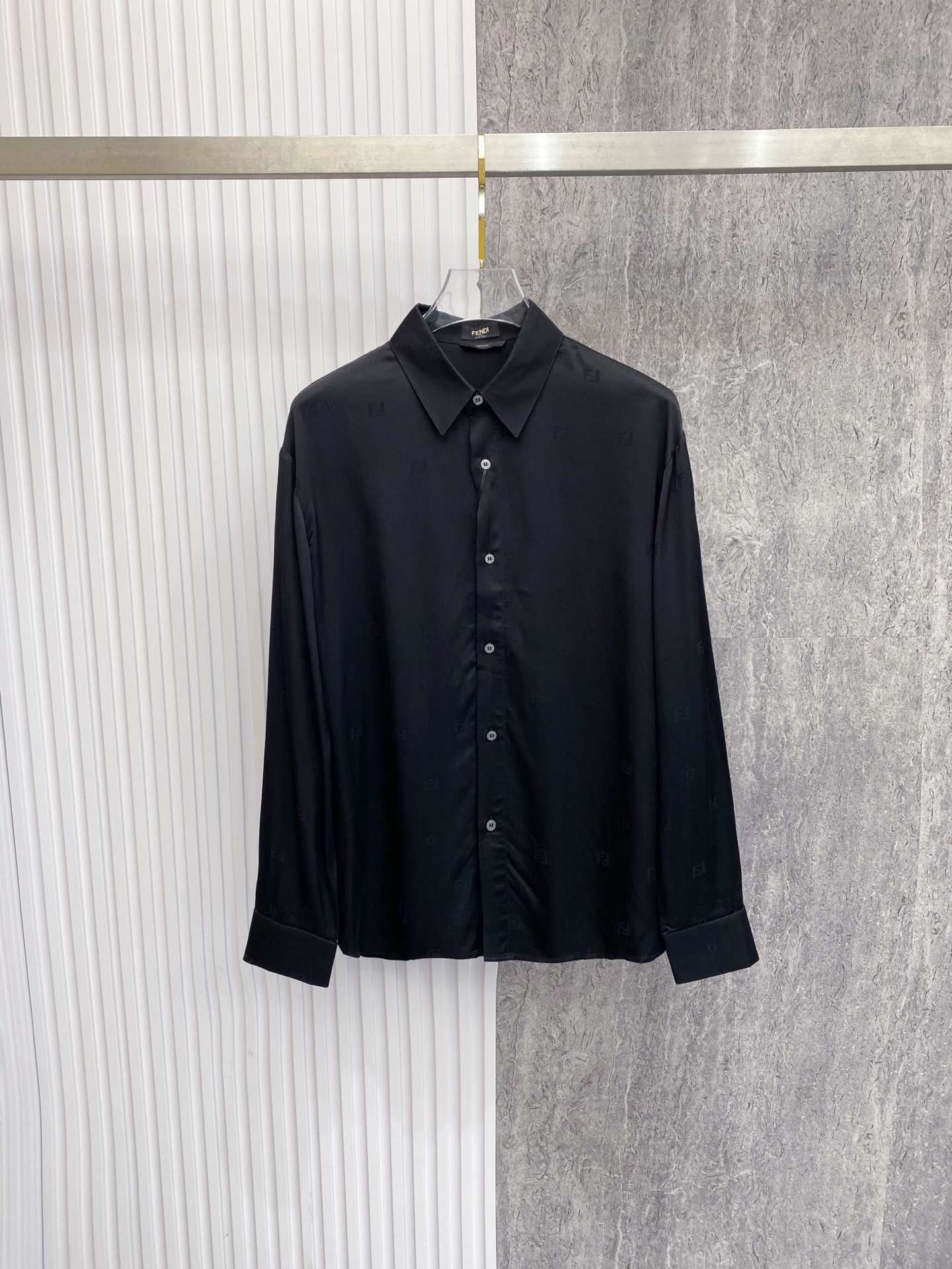 NO:842772,Fendi Fendi  2026ss spring and summer dark pattern jacquard shirt interprets high-end relaxed aesthetics with the brand's iconic FF elements and minimalist tailoring. It is made of high-draping mercerized satin fabric, which has a soft texture, feels silky and skin-friendly, and has a draped and stylish upper body; the body is made of neat  The straight version, full-width FF dark pattern jacquard low-key injects brand recognition, and the cuffs strictly echo the same series of jacquard details. Whether worn alone to create a refreshing commuting style, or layered with a suit to create a business elite feel, it can easily create an effortless high-quality outfit.  Size 48-56,,fendi,fendi,shirts,business suit,19860909Fendi 芬迪 2026ss春夏暗纹提花衬衫,以品牌标志性FF元素与极简剪裁诠释高阶松弛美学.甄选高垂坠丝光缎面面料打造,自带柔光质感,触感丝滑亲肤,上身垂坠有型；衣身采用利落直筒版型,满幅FF暗纹提花低调注入品牌辨识度,袖口同系列提花细节严谨呼应.无论是单穿打造清爽通勤风,还是叠穿西装演绎商务精英感,都能轻松塑造不费力的高级质感穿搭. 码数48-56,,fendi,fendi,shirts,business suit,,Men's clothing