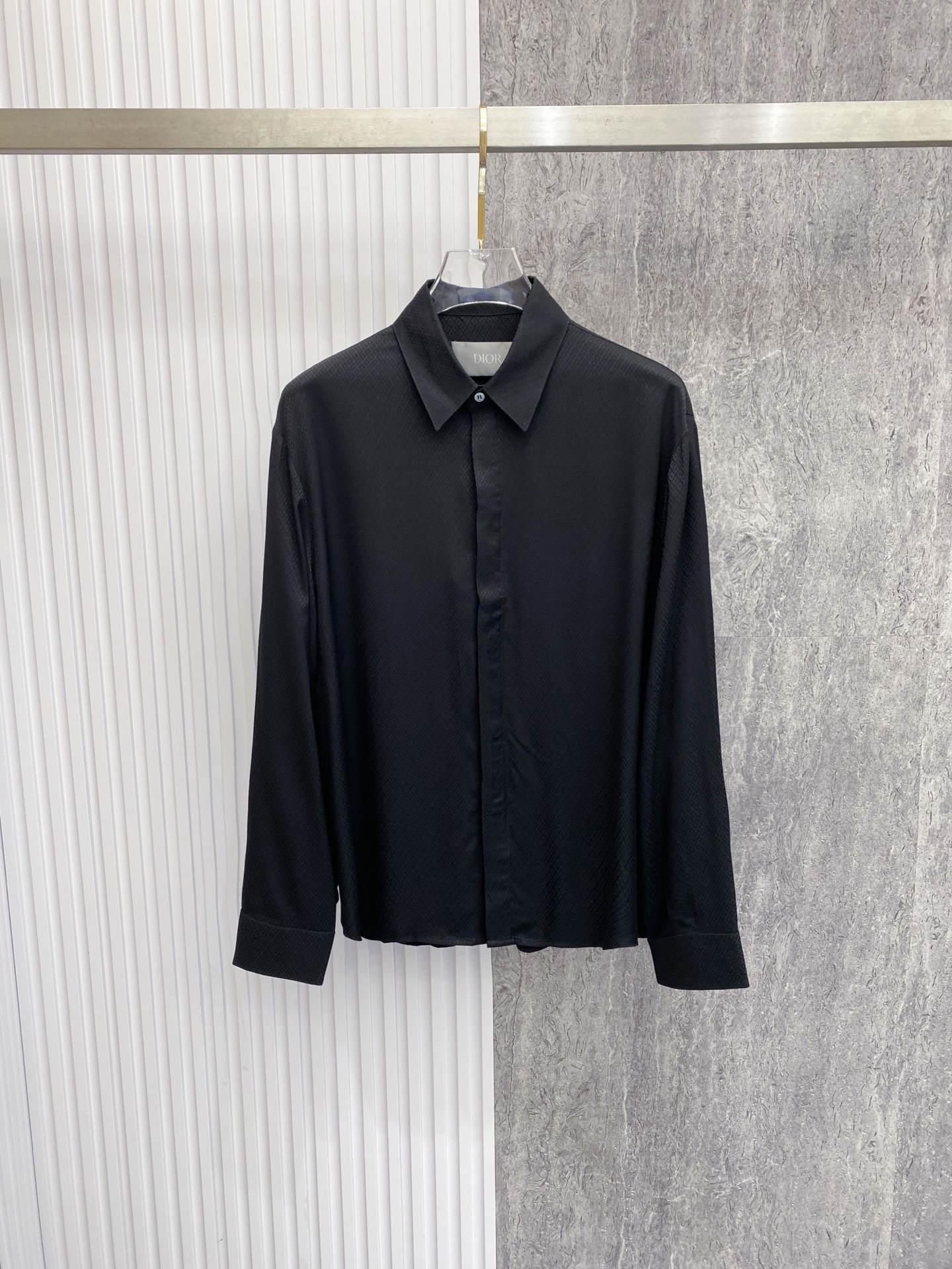 NO:842777,Dior Dior  2026ss spring and summer dark pattern jacquard black shirt, using the brand's iconic rhombus jacquard and minimalist tailoring to interpret the dark high-end relaxed aesthetics. It is made of high-draping satin fabric, with a matte soft texture, feels silky and skin-friendly, and the upper body is draped and stylish; the body is made of  The neat straight silhouette, all-over rhombus dark jacquard low-key injects brand recognition, and the hidden placket design makes it more refined and neat. Whether worn alone to create a cool commuting style, or layered with a suit to create a business elite look, it can easily create an effortless high-quality outfit.  Size 48-56,,dior,dior,shirts,business suit,19860909Dior 迪奥 2026ss春夏暗纹提花黑衬衫,以品牌标志性菱形提花与极简剪裁诠释暗黑系高阶松弛美学.甄选高垂坠缎面面料打造,自带哑光柔光质感,触感丝滑亲肤,上身垂坠有型；衣身采用利落直筒版型,满幅菱形暗纹提花低调注入品牌辨识度,门襟隐藏式设计更显精致利落.无论是单穿打造酷感通勤风,还是叠穿西装演绎商务精英感,都能轻松塑造不费力的高级质感穿搭. 码数48-56,,dior,dior,shirts,business suit,,Men's clothing