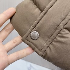 爆款羽绒服 2026新品 新款羽绒服秀场新品,品相非常完美, 内里90%白鹅绒填充,舒适保暖,色泽饱满诱人,非常出彩的设 爆款羽绒服 2026新品 新款羽绒服秀场新品,品相非常完美, 内里90%白鹅绒填充,舒适保暖,色泽饱满诱人,非常出彩的设