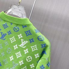2026秋冬新款羊毛毛衣 高品质意大利进口羊毛混纺面料,高密度针织,时尚百搭毛衣,帅气十足。经典Logo标志 更耐穿更加 2026秋冬新款羊毛毛衣 高品质意大利进口羊毛混纺面料,高密度针织,时尚百搭毛衣,帅气十足。经典Logo标志 更耐穿更加