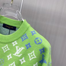 2026秋冬新款羊毛毛衣 高品质意大利进口羊毛混纺面料,高密度针织,时尚百搭毛衣,帅气十足。经典Logo标志 更耐穿更加 2026秋冬新款羊毛毛衣 高品质意大利进口羊毛混纺面料,高密度针织,时尚百搭毛衣,帅气十足。经典Logo标志 更耐穿更加