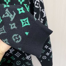 2026秋冬新款羊毛毛衣 高品质意大利进口羊毛混纺面料,高密度针织,时尚百搭毛衣,帅气十足。经典Logo标志 更耐穿更加 2026秋冬新款羊毛毛衣 高品质意大利进口羊毛混纺面料,高密度针织,时尚百搭毛衣,帅气十足。经典Logo标志 更耐穿更加