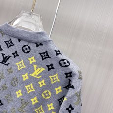 2026秋冬新款羊毛毛衣 高品质意大利进口羊毛混纺面料,高密度针织,时尚百搭毛衣,帅气十足。经典Logo标志 更耐穿更加 2026秋冬新款羊毛毛衣 高品质意大利进口羊毛混纺面料,高密度针织,时尚百搭毛衣,帅气十足。经典Logo标志 更耐穿更加