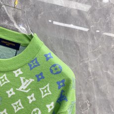 2026秋冬新款羊毛毛衣 高品质意大利进口羊毛混纺面料,高密度针织,时尚百搭毛衣,帅气十足。经典Logo标志 更耐穿更加 2026秋冬新款羊毛毛衣 高品质意大利进口羊毛混纺面料,高密度针织,时尚百搭毛衣,帅气十足。经典Logo标志 更耐穿更加