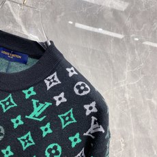 2026秋冬新款羊毛毛衣 高品质意大利进口羊毛混纺面料,高密度针织,时尚百搭毛衣,帅气十足。经典Logo标志 更耐穿更加 2026秋冬新款羊毛毛衣 高品质意大利进口羊毛混纺面料,高密度针织,时尚百搭毛衣,帅气十足。经典Logo标志 更耐穿更加