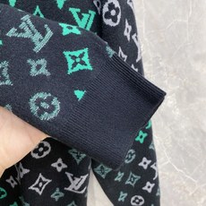 2026秋冬新款羊毛毛衣 高品质意大利进口羊毛混纺面料,高密度针织,时尚百搭毛衣,帅气十足。经典Logo标志 更耐穿更加 2026秋冬新款羊毛毛衣 高品质意大利进口羊毛混纺面料,高密度针织,时尚百搭毛衣,帅气十足。经典Logo标志 更耐穿更加