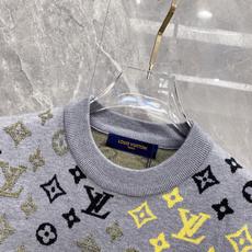 2026秋冬新款羊毛毛衣 高品质意大利进口羊毛混纺面料,高密度针织,时尚百搭毛衣,帅气十足。经典Logo标志 更耐穿更加 2026秋冬新款羊毛毛衣 高品质意大利进口羊毛混纺面料,高密度针织,时尚百搭毛衣,帅气十足。经典Logo标志 更耐穿更加