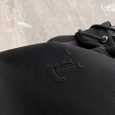 2026ss早秋最新款休闲打底 高端品质 版型面料五金都是专柜1:1定制 面料是用的100%液氨空气层棉面料 身上帅气有 2026ss早秋最新款休闲打底 高端品质 版型面料五金都是专柜1:1定制 面料是用的100%液氨空气层棉面料 身上帅气有