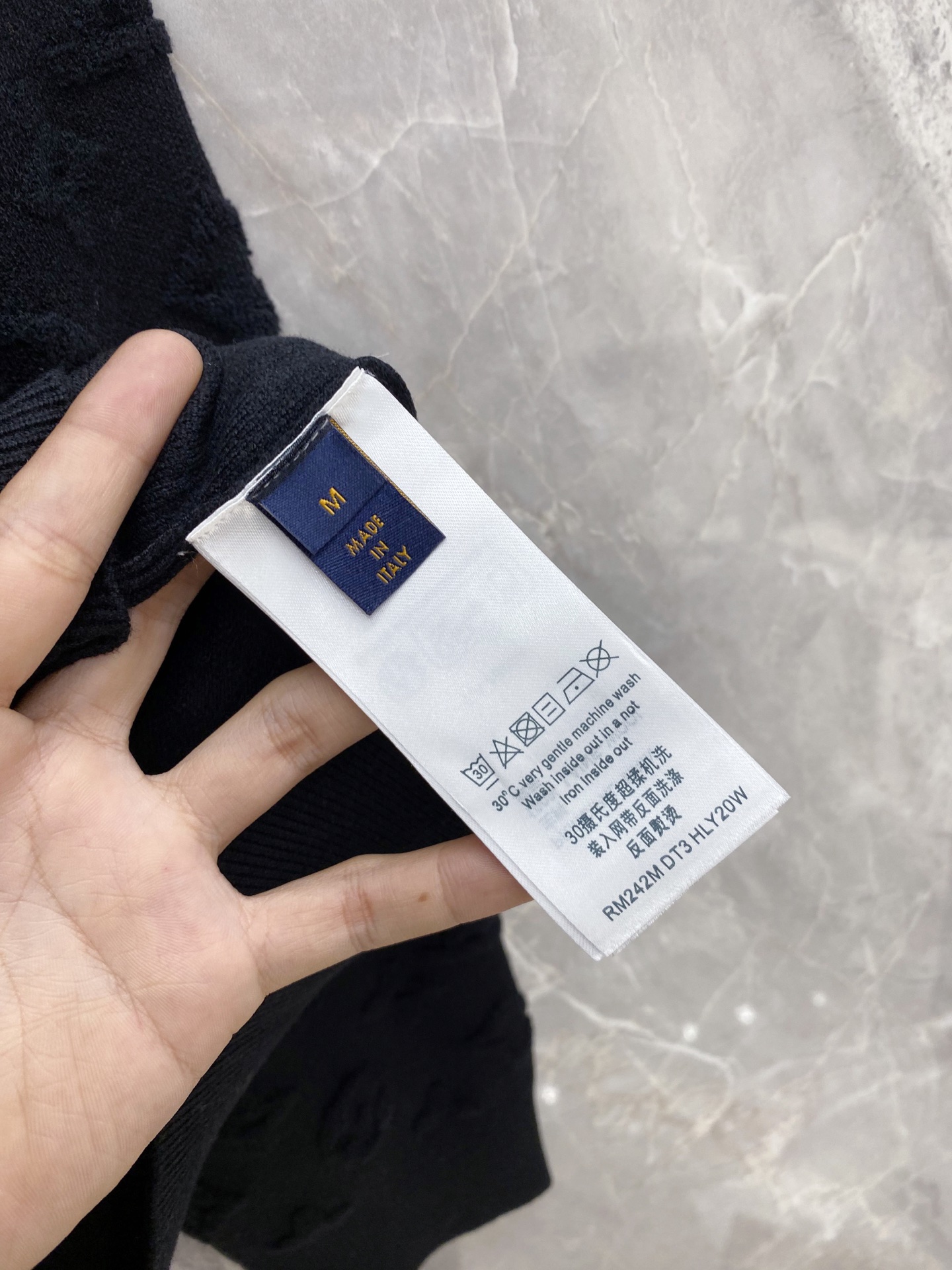 2026秋冬新款羊毛毛衣 高品质意大利进口羊毛混纺面料,高密度针织,时尚百搭毛衣,帅气十足。经典Logo标志 更耐穿更加 2026秋冬新款羊毛毛衣 高品质意大利进口羊毛混纺面料,高密度针织,时尚百搭毛衣,帅气十足。经典Logo标志 更耐穿更加