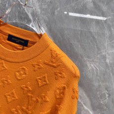 2026秋冬新款羊毛毛衣 高品质意大利进口羊毛混纺面料,高密度针织,时尚百搭毛衣,帅气十足。经典Logo标志 更耐穿更加 2026秋冬新款羊毛毛衣 高品质意大利进口羊毛混纺面料,高密度针织,时尚百搭毛衣,帅气十足。经典Logo标志 更耐穿更加