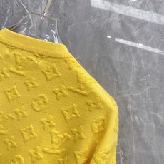 2026秋冬新款羊毛毛衣 高品质意大利进口羊毛混纺面料,高密度针织,时尚百搭毛衣,帅气十足。经典Logo标志 更耐穿更加 2026秋冬新款羊毛毛衣 高品质意大利进口羊毛混纺面料,高密度针织,时尚百搭毛衣,帅气十足。经典Logo标志 更耐穿更加