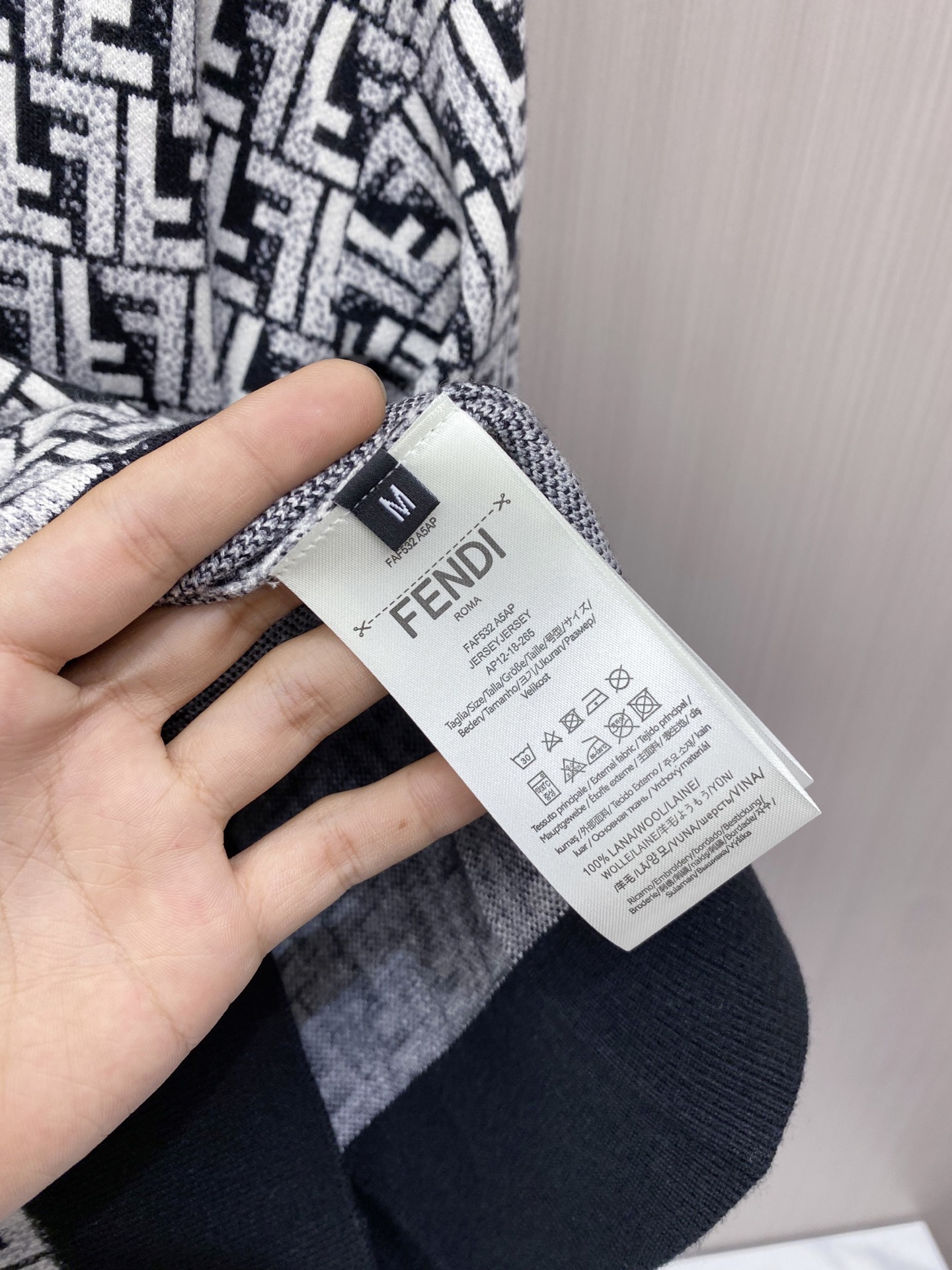 2026秋冬新款羊毛毛衣 高品质意大利进口羊毛混纺面料,高密度针织,时尚百搭毛衣,帅气十足。经典Logo标志 更耐穿更加 2026秋冬新款羊毛毛衣 高品质意大利进口羊毛混纺面料,高密度针织,时尚百搭毛衣,帅气十足。经典Logo标志 更耐穿更加