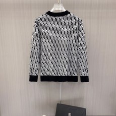 2026秋冬新款羊毛毛衣 高品质意大利进口羊毛混纺面料,高密度针织,时尚百搭毛衣,帅气十足。经典Logo标志 更耐穿更加 2026秋冬新款羊毛毛衣 高品质意大利进口羊毛混纺面料,高密度针织,时尚百搭毛衣,帅气十足。经典Logo标志 更耐穿更加