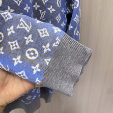 2026秋冬新款羊毛毛衣 高品质意大利进口羊毛混纺面料,高密度针织,时尚百搭毛衣,帅气十足。经典Logo标志 更耐穿更加 2026秋冬新款羊毛毛衣 高品质意大利进口羊毛混纺面料,高密度针织,时尚百搭毛衣,帅气十足。经典Logo标志 更耐穿更加