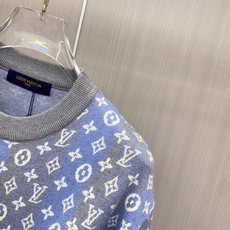 2026秋冬新款羊毛毛衣 高品质意大利进口羊毛混纺面料,高密度针织,时尚百搭毛衣,帅气十足。经典Logo标志 更耐穿更加 2026秋冬新款羊毛毛衣 高品质意大利进口羊毛混纺面料,高密度针织,时尚百搭毛衣,帅气十足。经典Logo标志 更耐穿更加