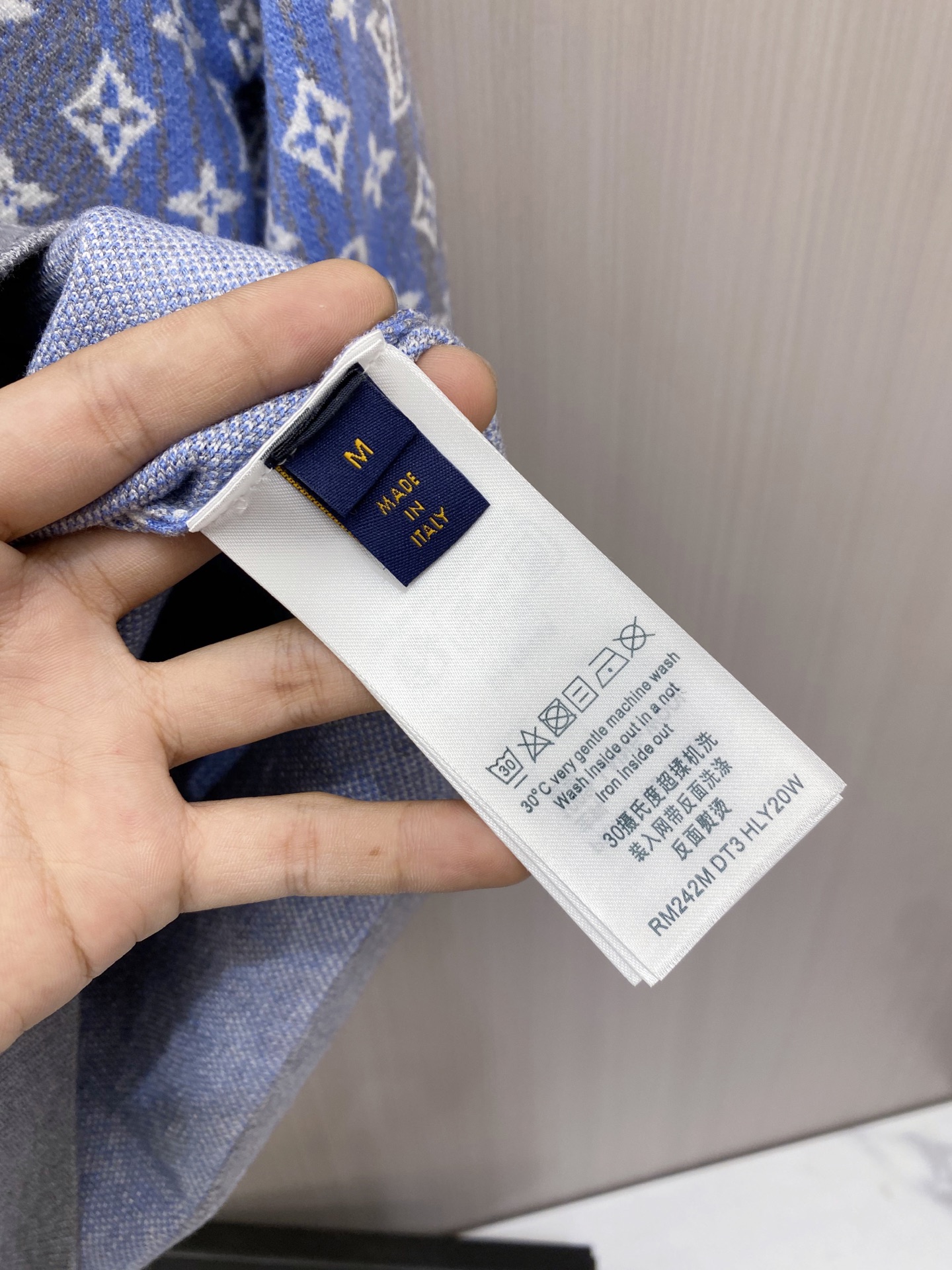 2026秋冬新款羊毛毛衣 高品质意大利进口羊毛混纺面料,高密度针织,时尚百搭毛衣,帅气十足。经典Logo标志 更耐穿更加 2026秋冬新款羊毛毛衣 高品质意大利进口羊毛混纺面料,高密度针织,时尚百搭毛衣,帅气十足。经典Logo标志 更耐穿更加