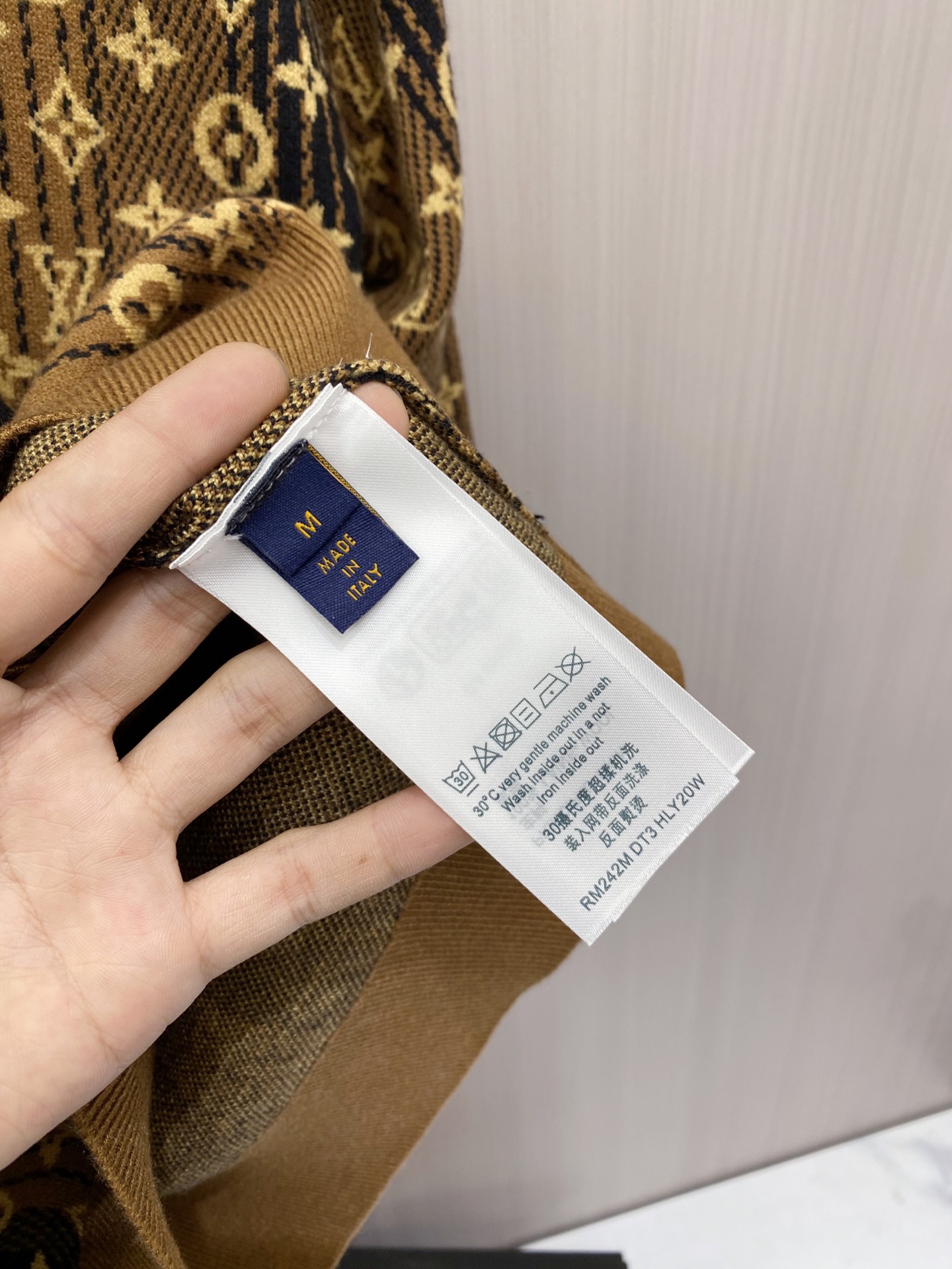 2026秋冬新款羊毛毛衣 高品质意大利进口羊毛混纺面料,高密度针织,时尚百搭毛衣,帅气十足。经典Logo标志 更耐穿更加 2026秋冬新款羊毛毛衣 高品质意大利进口羊毛混纺面料,高密度针织,时尚百搭毛衣,帅气十足。经典Logo标志 更耐穿更加