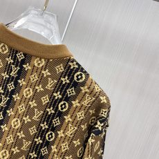 2026秋冬新款羊毛毛衣 高品质意大利进口羊毛混纺面料,高密度针织,时尚百搭毛衣,帅气十足。经典Logo标志 更耐穿更加 2026秋冬新款羊毛毛衣 高品质意大利进口羊毛混纺面料,高密度针织,时尚百搭毛衣,帅气十足。经典Logo标志 更耐穿更加