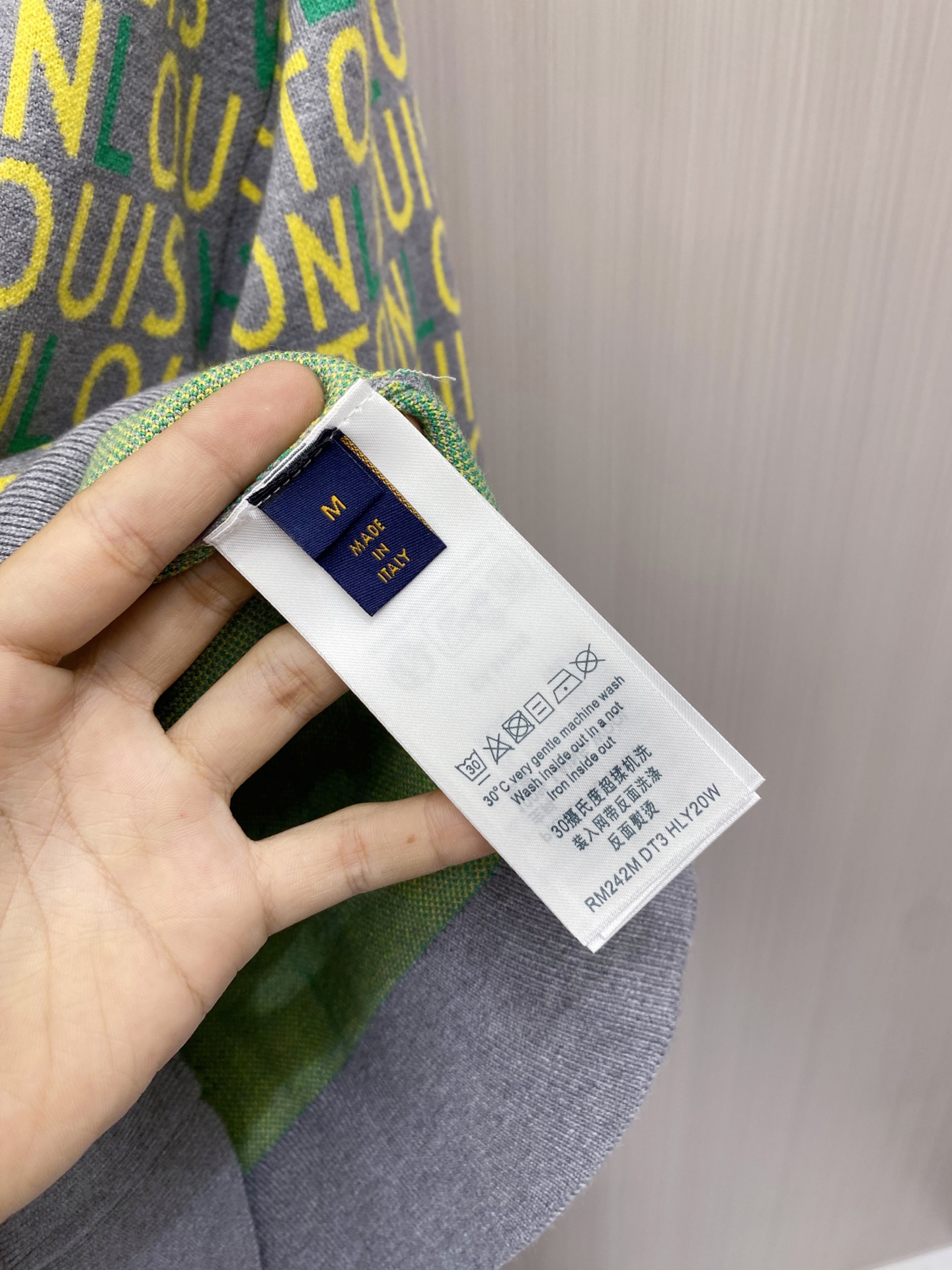 2026秋冬新款羊毛毛衣 高品质意大利进口羊毛混纺面料,高密度针织,时尚百搭毛衣,帅气十足。经典Logo标志 更耐穿更加 2026秋冬新款羊毛毛衣 高品质意大利进口羊毛混纺面料,高密度针织,时尚百搭毛衣,帅气十足。经典Logo标志 更耐穿更加