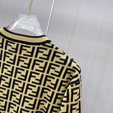 2026秋冬新款羊毛毛衣 高品质意大利进口羊毛混纺面料,高密度针织,时尚百搭毛衣,帅气十足。经典Logo标志 更耐穿更加 2026秋冬新款羊毛毛衣 高品质意大利进口羊毛混纺面料,高密度针织,时尚百搭毛衣,帅气十足。经典Logo标志 更耐穿更加